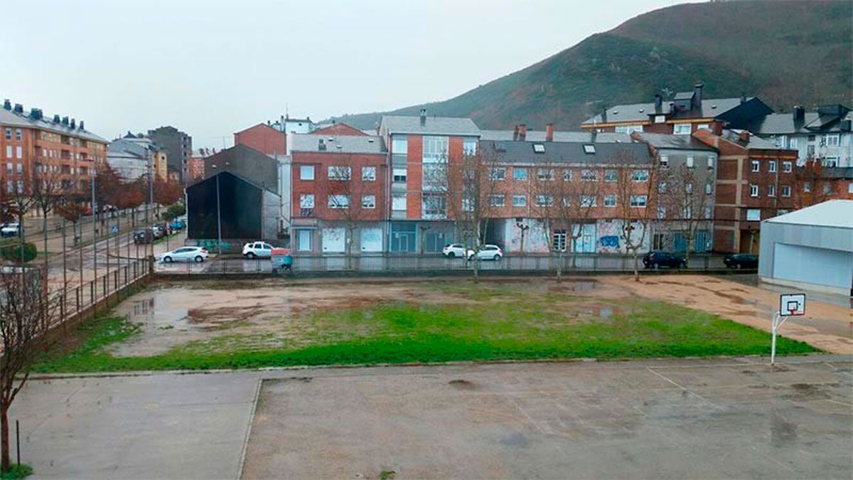 El patio del colegio Ponferrada XII con grandes charcos en una imagen de archivo. | L.N.C.