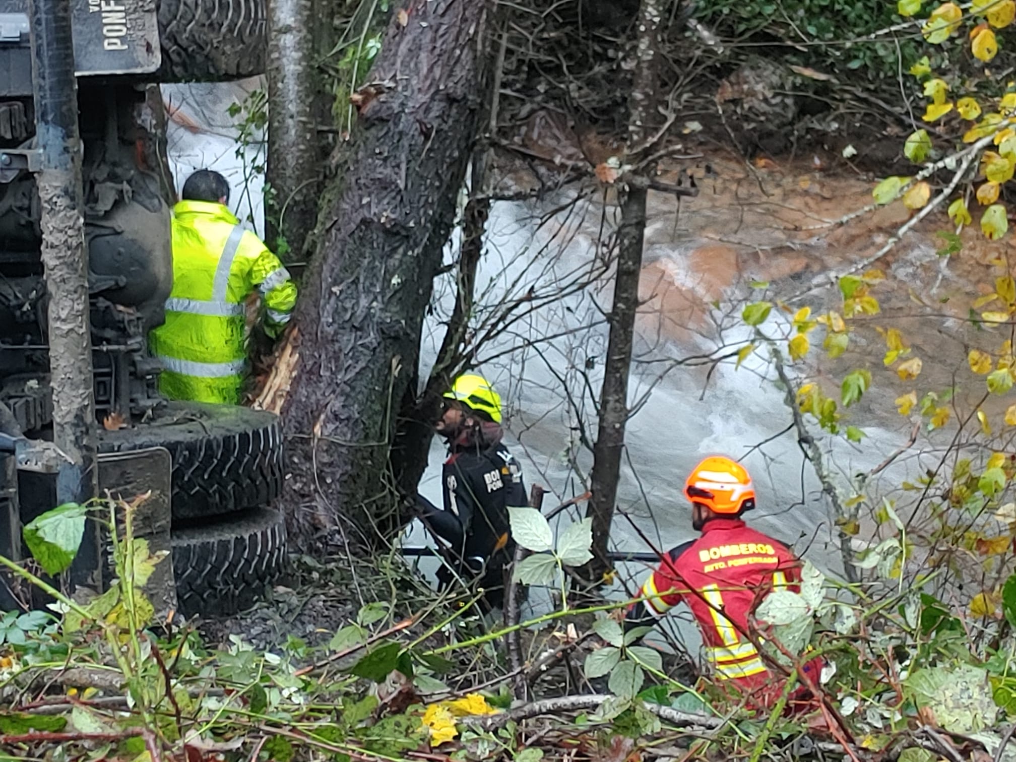 Trabajos para evitar el vertido al río de los Bomberos de Ponferrada.
