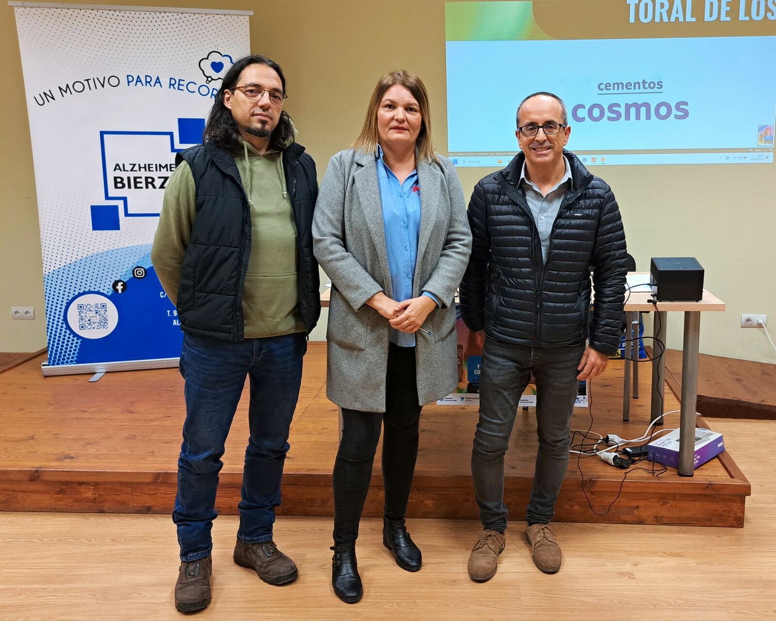 Representantes de AFA Bierzo con el director de Cosmos en la presentación de los talleres.