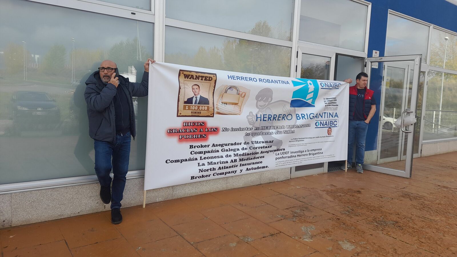 Encerrados en Ponferrada, en las oficinas de Herrero Brigantina hace unas semanas. | MAR IGLESIAS