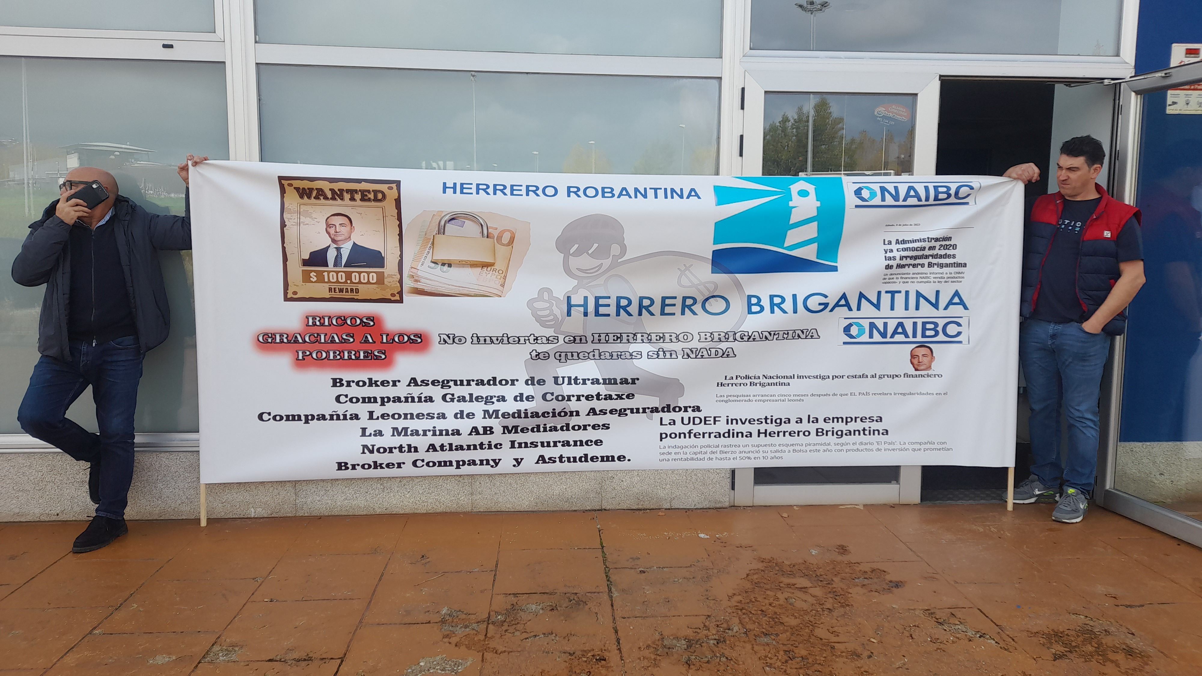 Los encerrados con las pancartas a las puertas de las oficinas. | MAR IGLESIAS