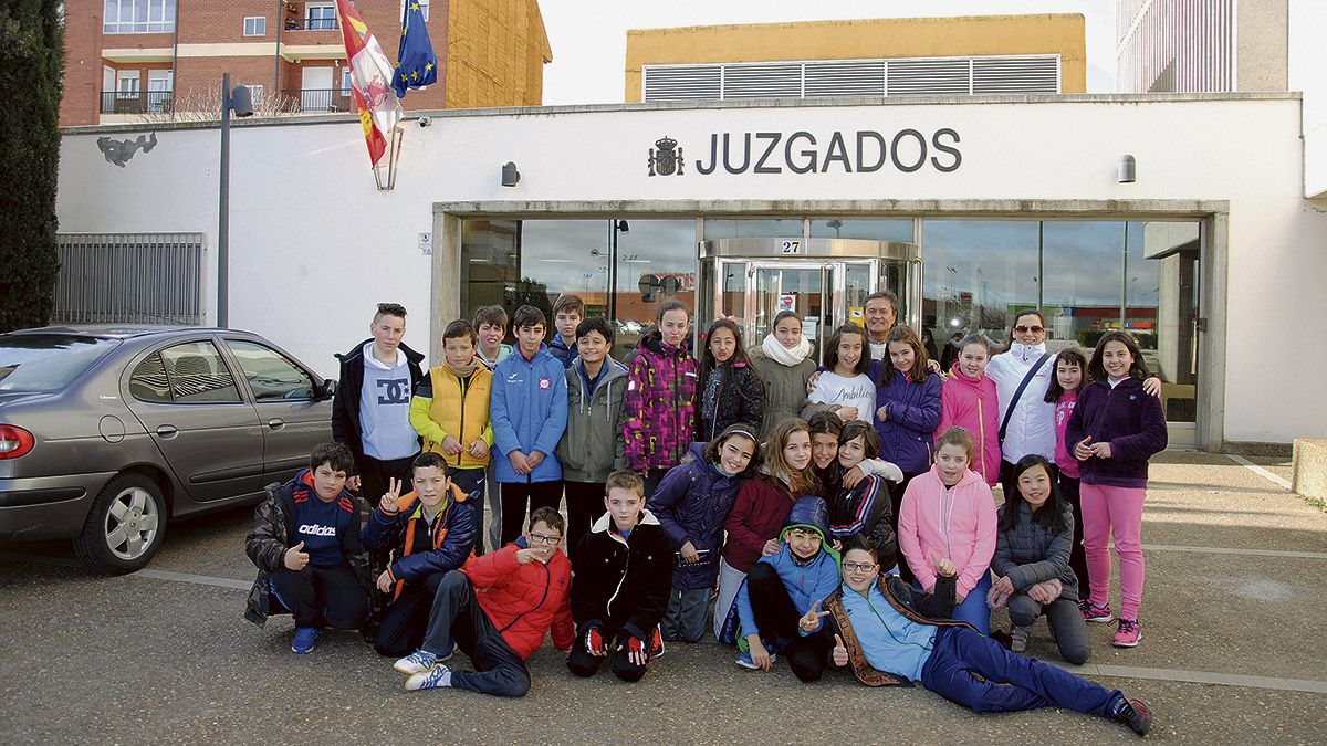 A la entrada de los juzgados se hieron la fotografía de familia. | ABAJO A la entrada de los juzgados se hieron la fotografía de familia. | ABAJO