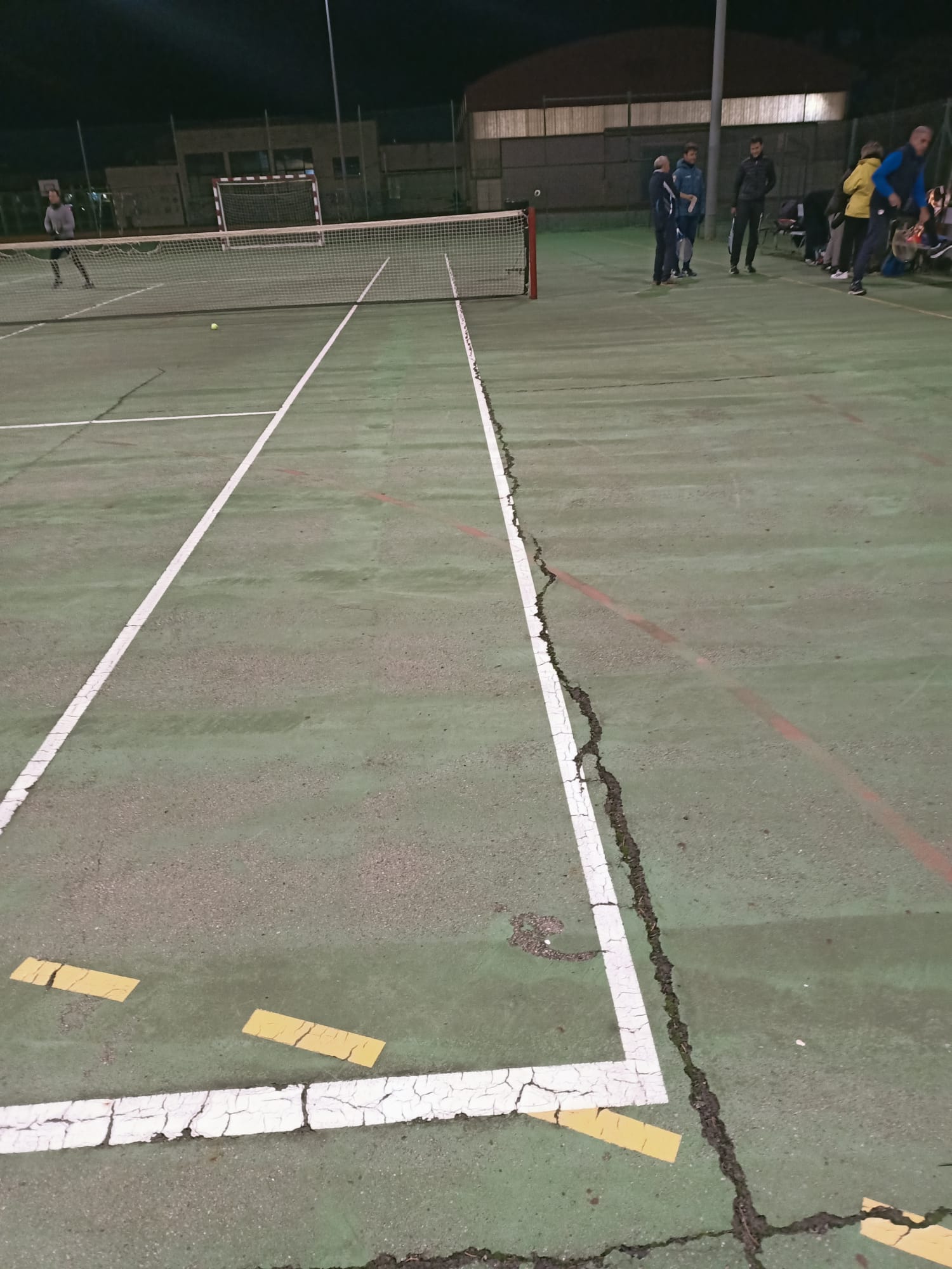 Las pistas de tenis presentan grietas y mucho deterioro. | LNC