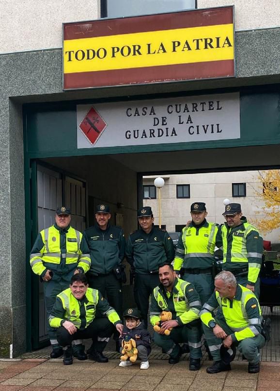 Visita de Darío al acuartelamiento de La Pola de Gordón. | L.N.C.