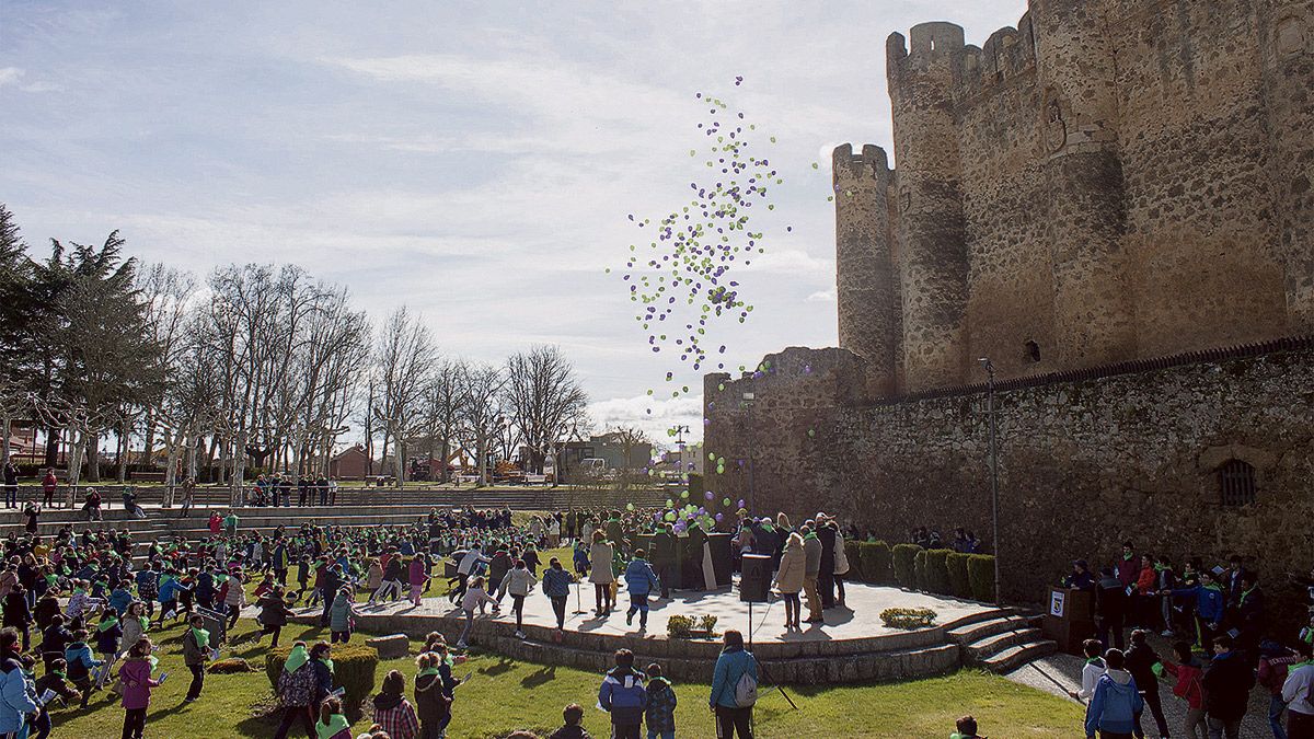 Imagen del abrazo al castillo más solidario de este miércoles en Valencia de Don Juan.| TERESA GIGANTO