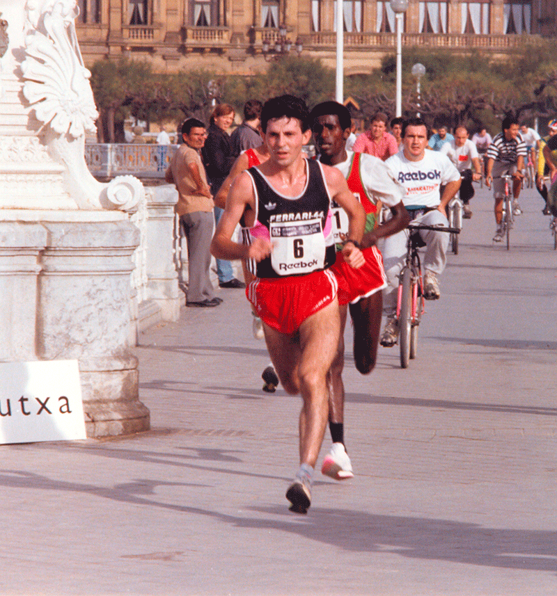 Gavela en una de las carreteras en las que participó en su etapa de atleta.