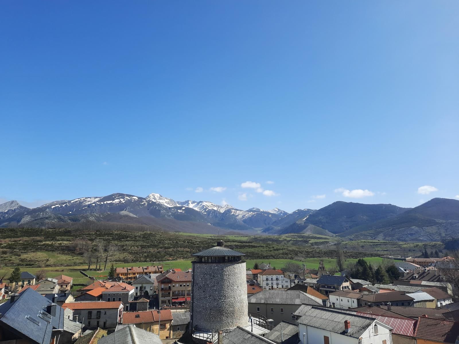 Panorámica de Puebla de Lillo con su Torreón en el medio y los Picos de Europa al fondo. | PATRIMONIO NATURAL