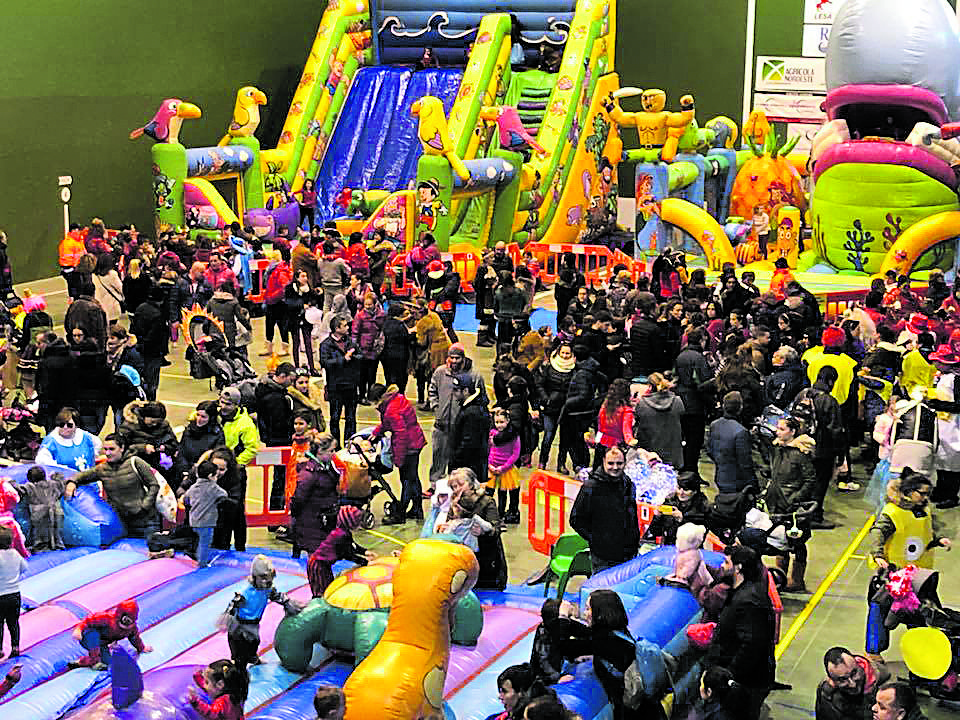 El ‘iRiego Family Day’ ofrece una tarde de hinchables en el pabellón. | L.N.C.