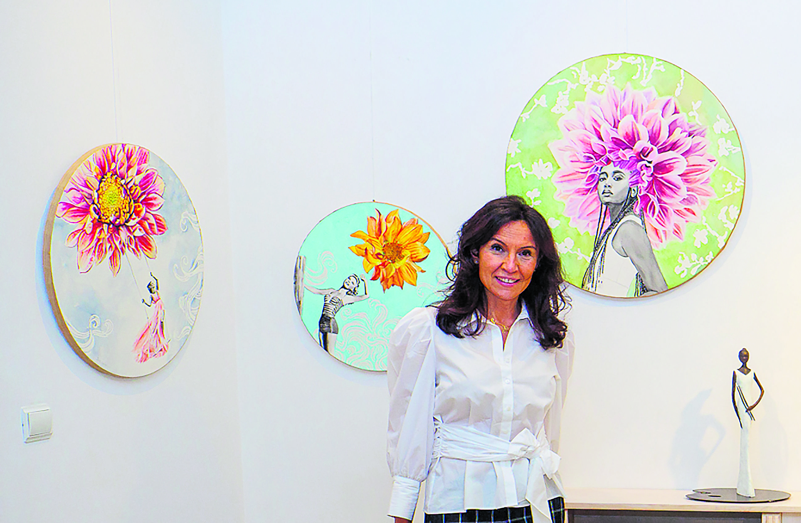 La artista zaragozana expone su universo femenino repleto de flores. | VICENTE GARCÍA