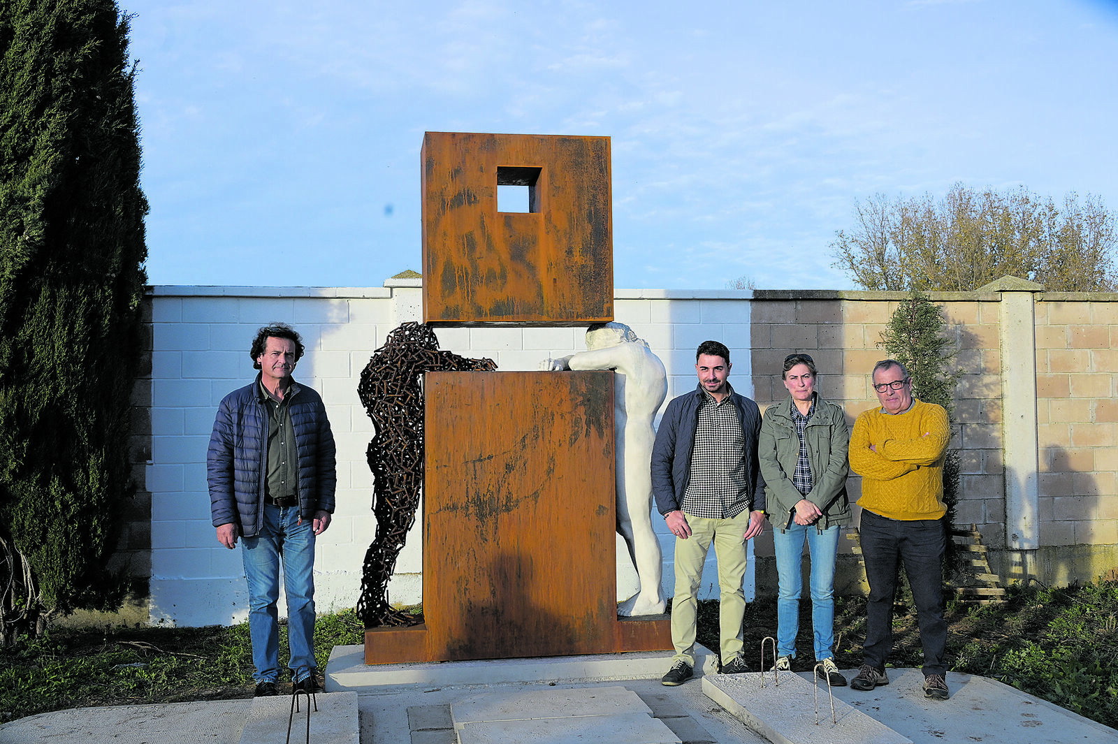 Amancio González y miembros el equipo de gobierno del Ayuntamiento de Algadefe posando junto a la escultura. | MAURICIO PEÑA