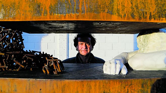 Amancio González posando junto a la escultura ‘La ventana’ inaugurada en el cementerio de Algadefe. | MAURICIO PEÑA Amancio González posando junto a la escultura ‘La ventana’ inaugurada en el cementerio de Algadefe. | MAURICIO PEÑA