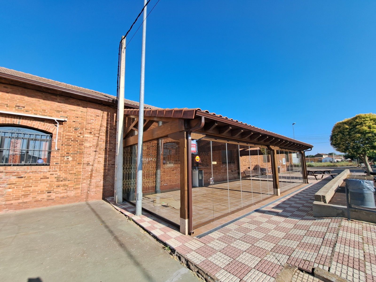 Bar de Palanquinos que se ofrece para su arrendamiento. 
