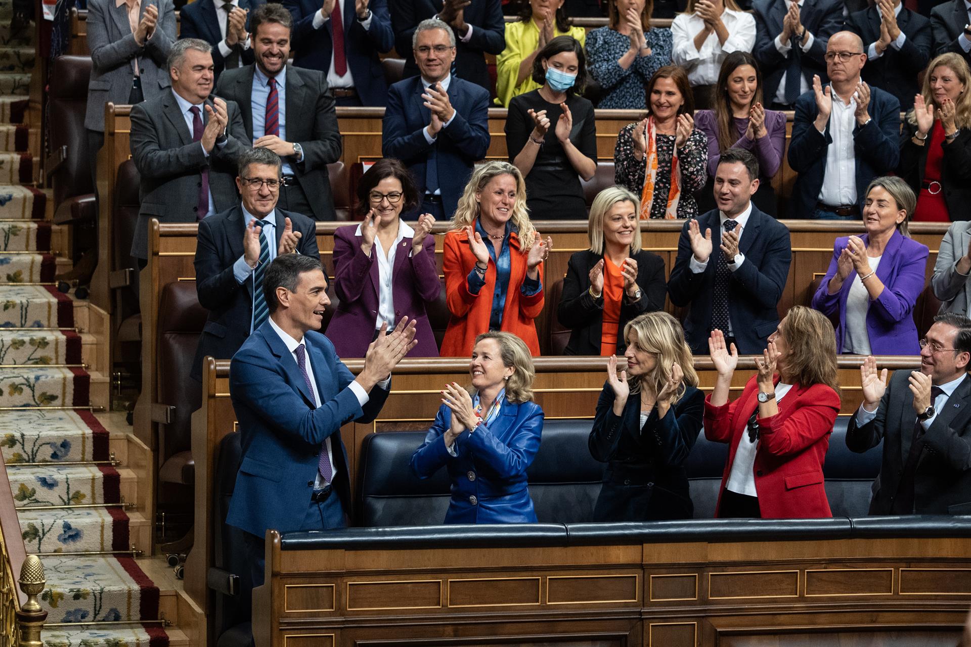 Pedro Sánchez, felicitado por los diputados del PSOE en la investidura del pasado jueves. | EP