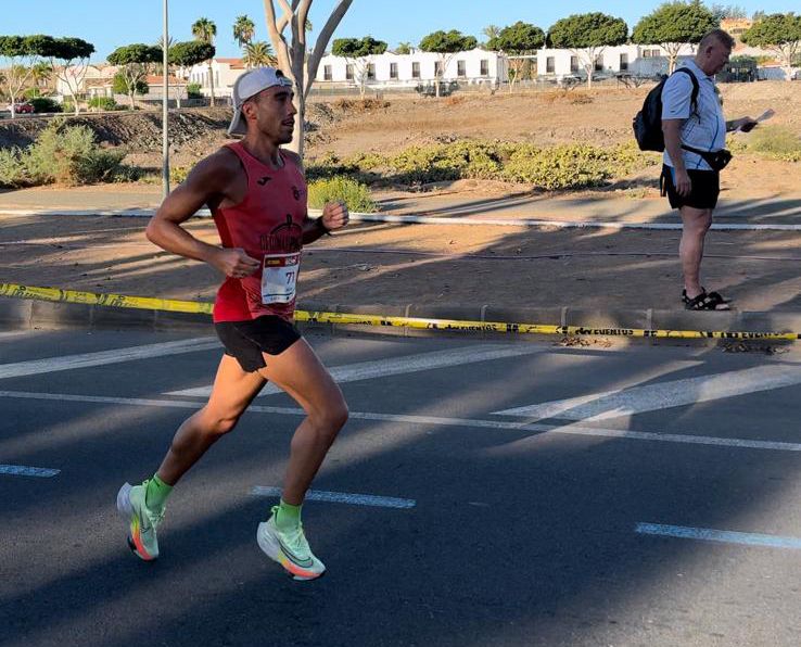 Jesús González, durante la carrera en Maspalomas. | ARACELI GONZÁLEZ