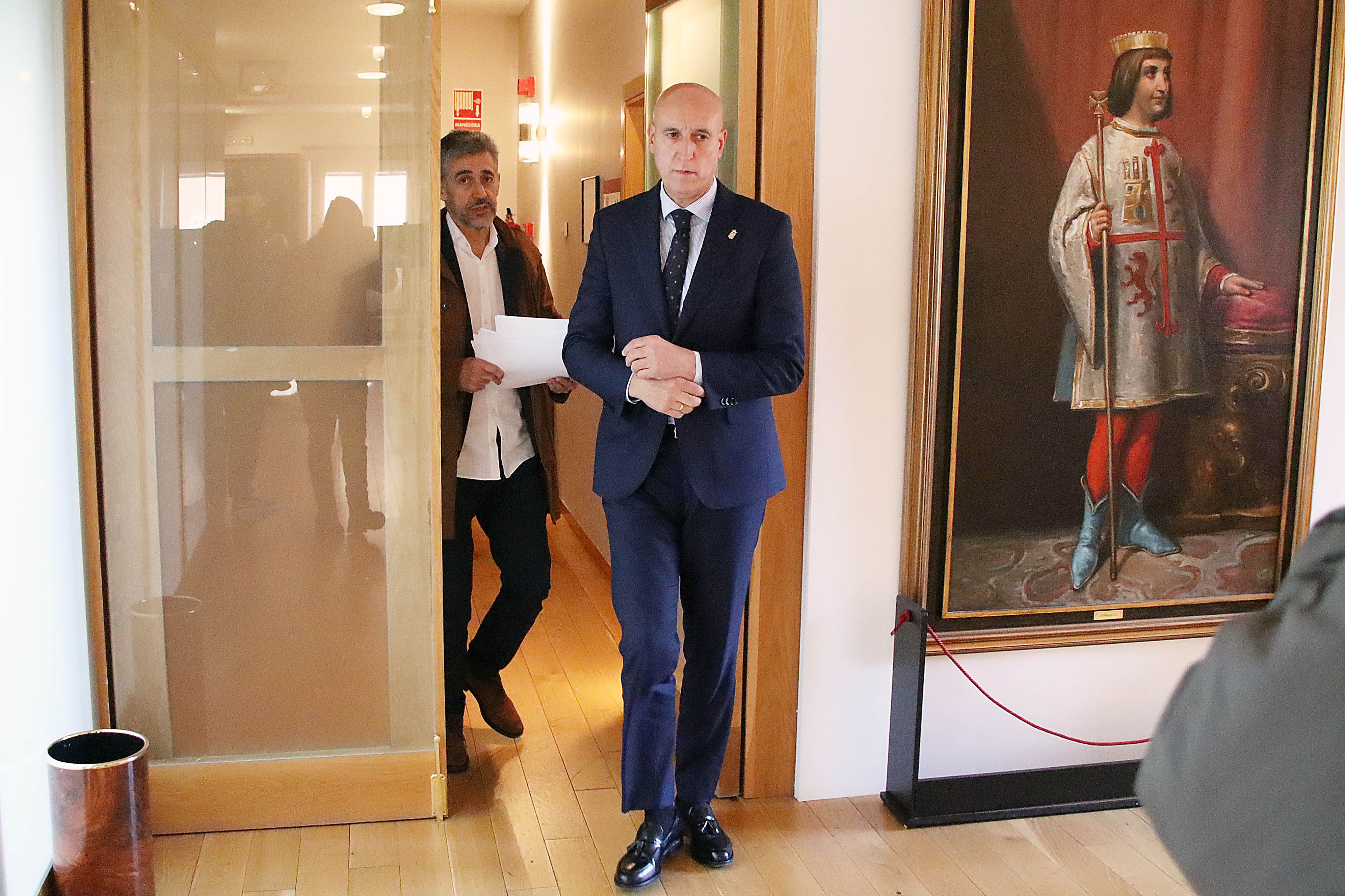 Carmelo Alonso y José Antonio Diez, a su llegada al Salón de los Reyes para presentar el presupuesto. | PEIO GARCÍA (ICAL)