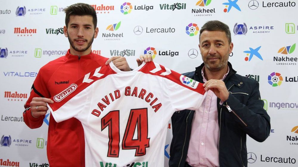 Óscar Cano, durante su etapa de director deportivo de la Cultural, presentado a David García. | CYD