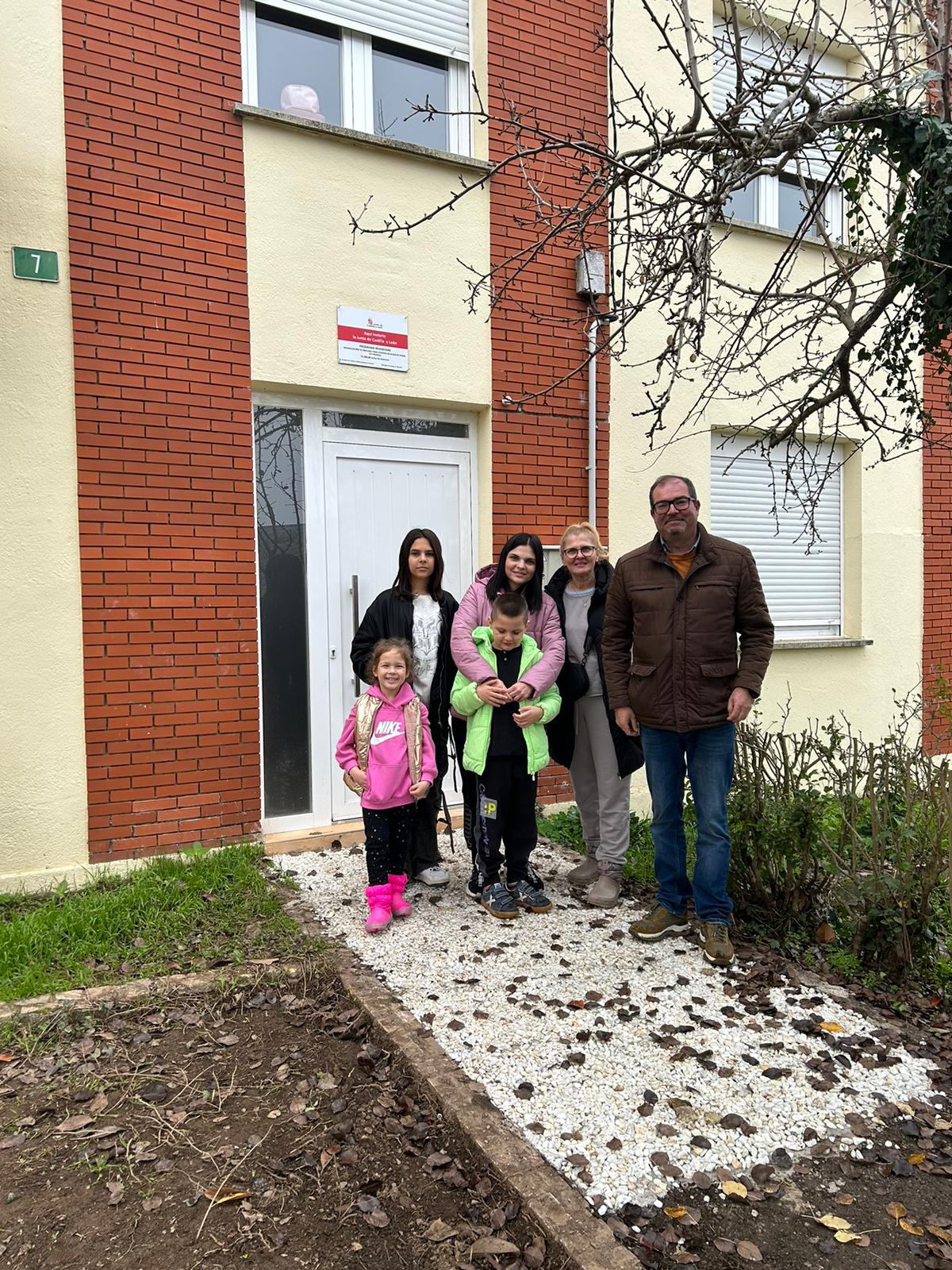 El alcalde de Arganza acompañó a la familia hasta su nueva vivienda.