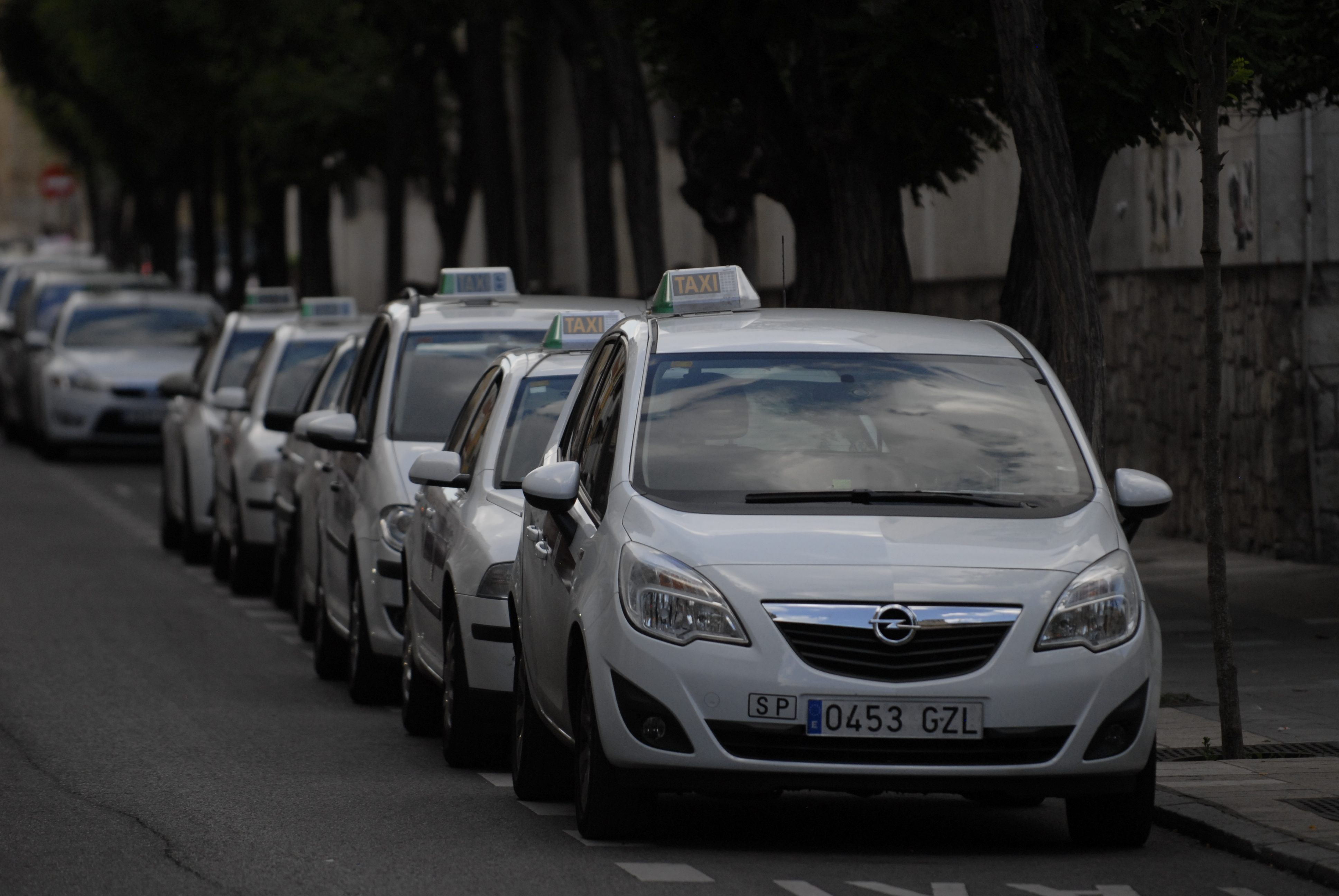 Parada de taxis de la calle Ramón y Cajal de León. | MAURICIO PEÑA