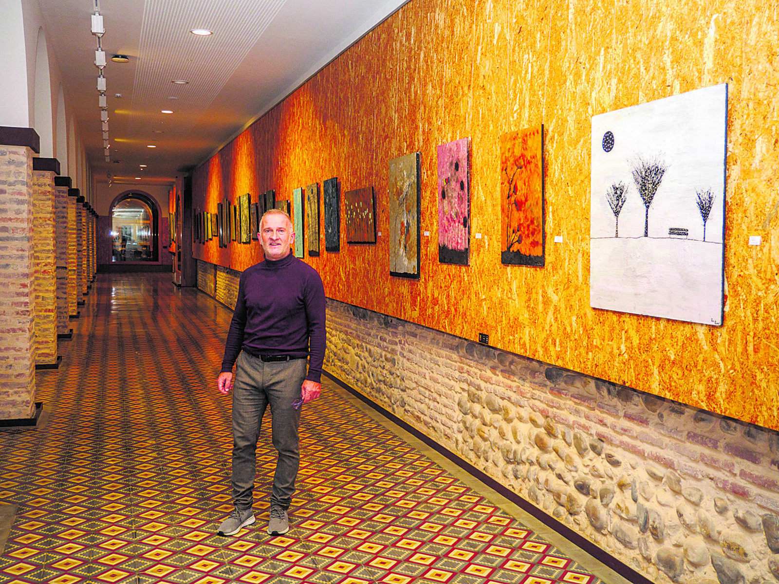 Paco Romo ante sus obras en el Claustro abierto de la iglesia de San Francisco. | VICENTE GARCÍA