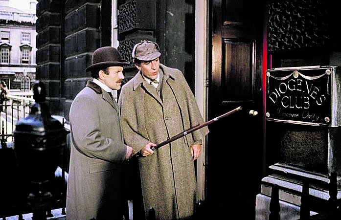 Sherlock Holmes y el Doctor Watson ante el umbral del Club Diogenes.