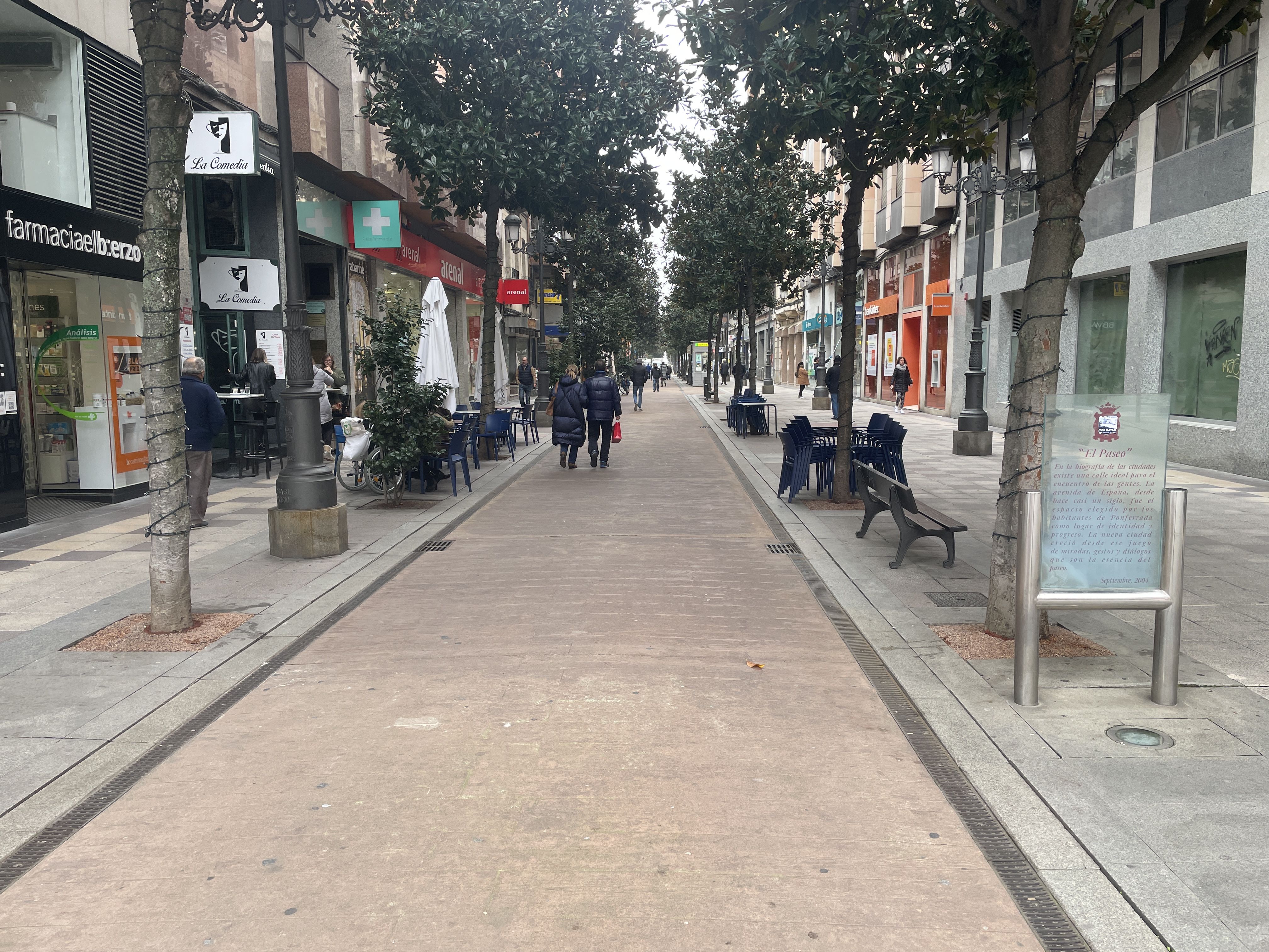 La avenida de España es una de las principales vías peatonales de Ponferrada. | Javier Fernández