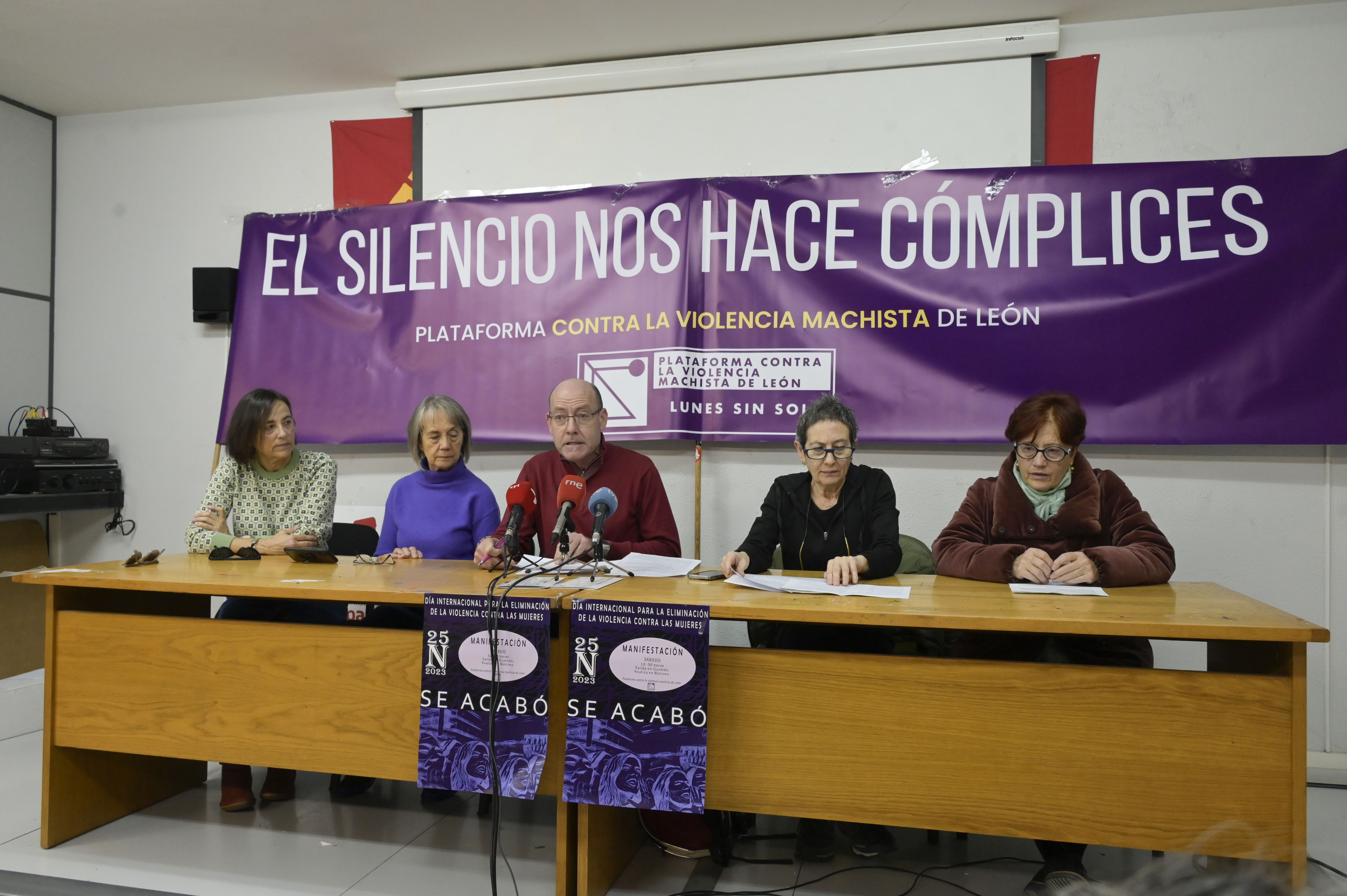La Plataforma contra la Violencia Machista de León ha ofrecido una rueda de prensa este miércoles. | MAURICIO PEÑA