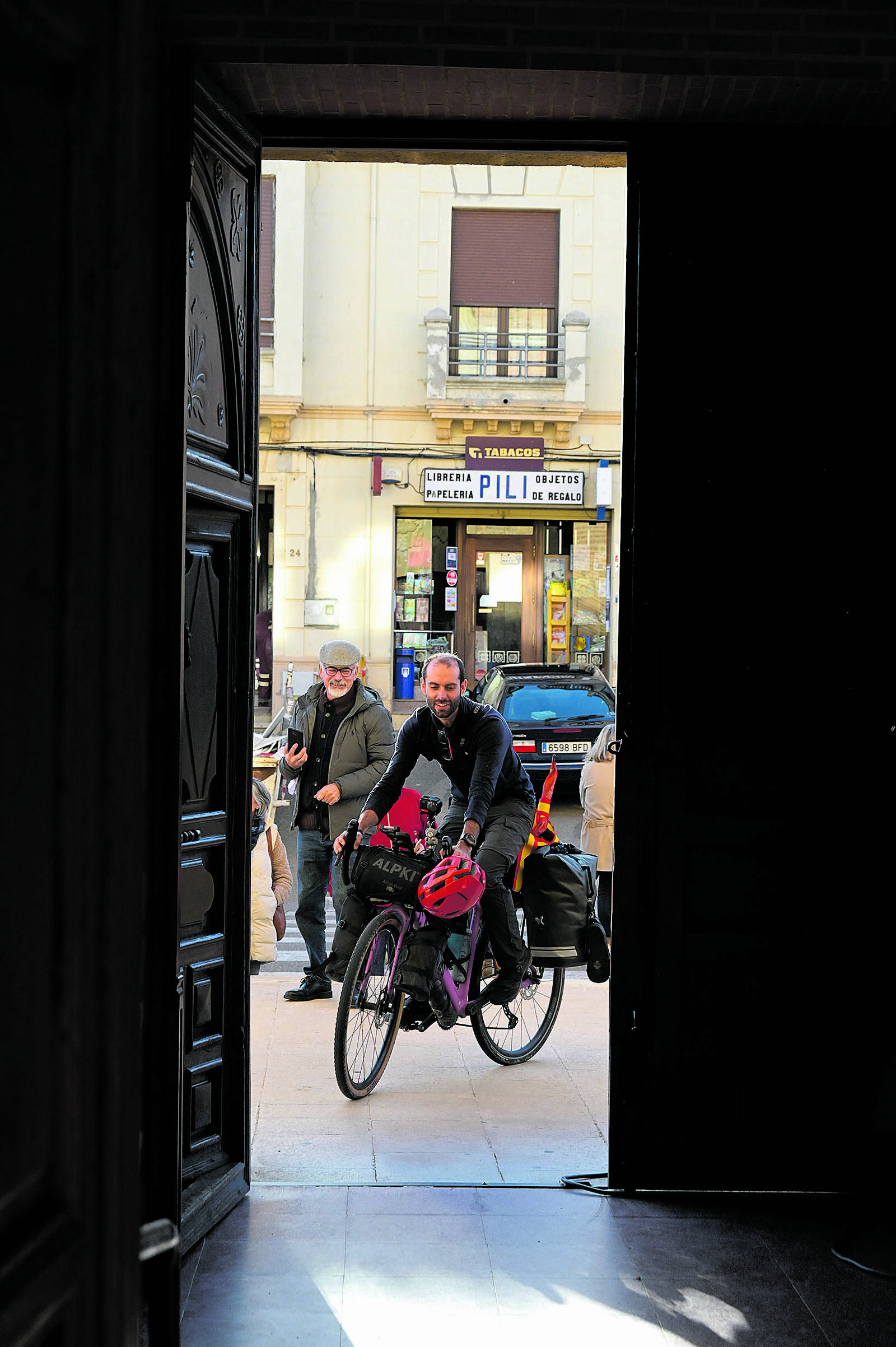 Lucas Álvarez Canga con la bicicleta que ha recorrido el mundo a la entrada del Seminario de Valderas. | MAURICIO PEÑA Lucas Álvarez Canga con la bicicleta que ha recorrido el mundo a la entrada del Seminario de Valderas. | MAURICIO PEÑA