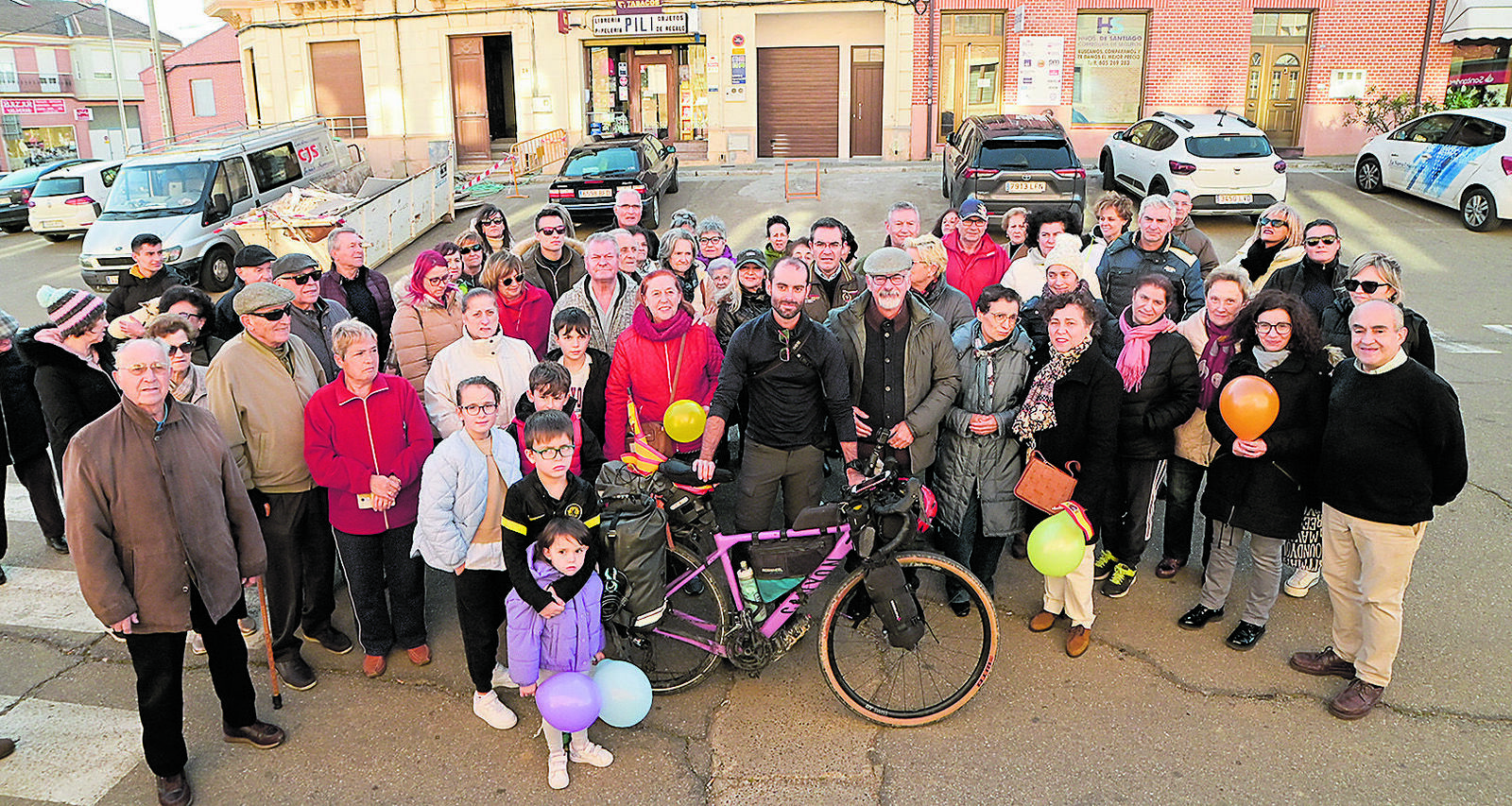 Lucas Álvarez Canga fue recibido como un auténtico héroe local en el Seminario de Valderas en su llegada en bicicleta. | MAURICIO PEÑA