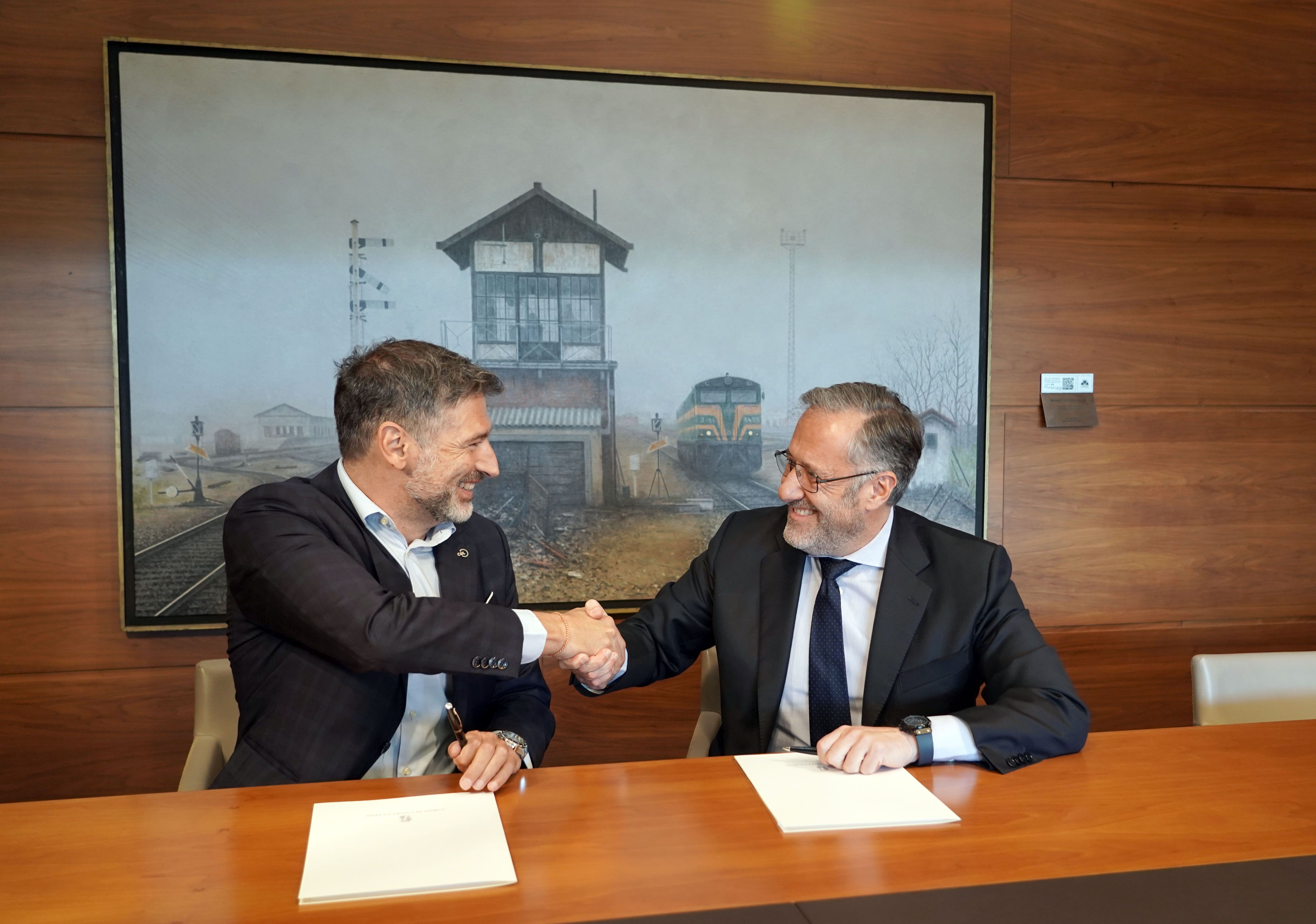 Julio César Álvarez y Carlos Pollán firman el convenio en las Cortes. | RUBÉN CACHO (ICAL)