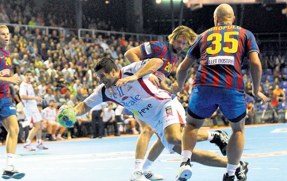 Castresana lanza ante Igropulo durante el último partido en el que elAdemar no cayó con el Barça. | LA CRÓNICA DE LEÓN