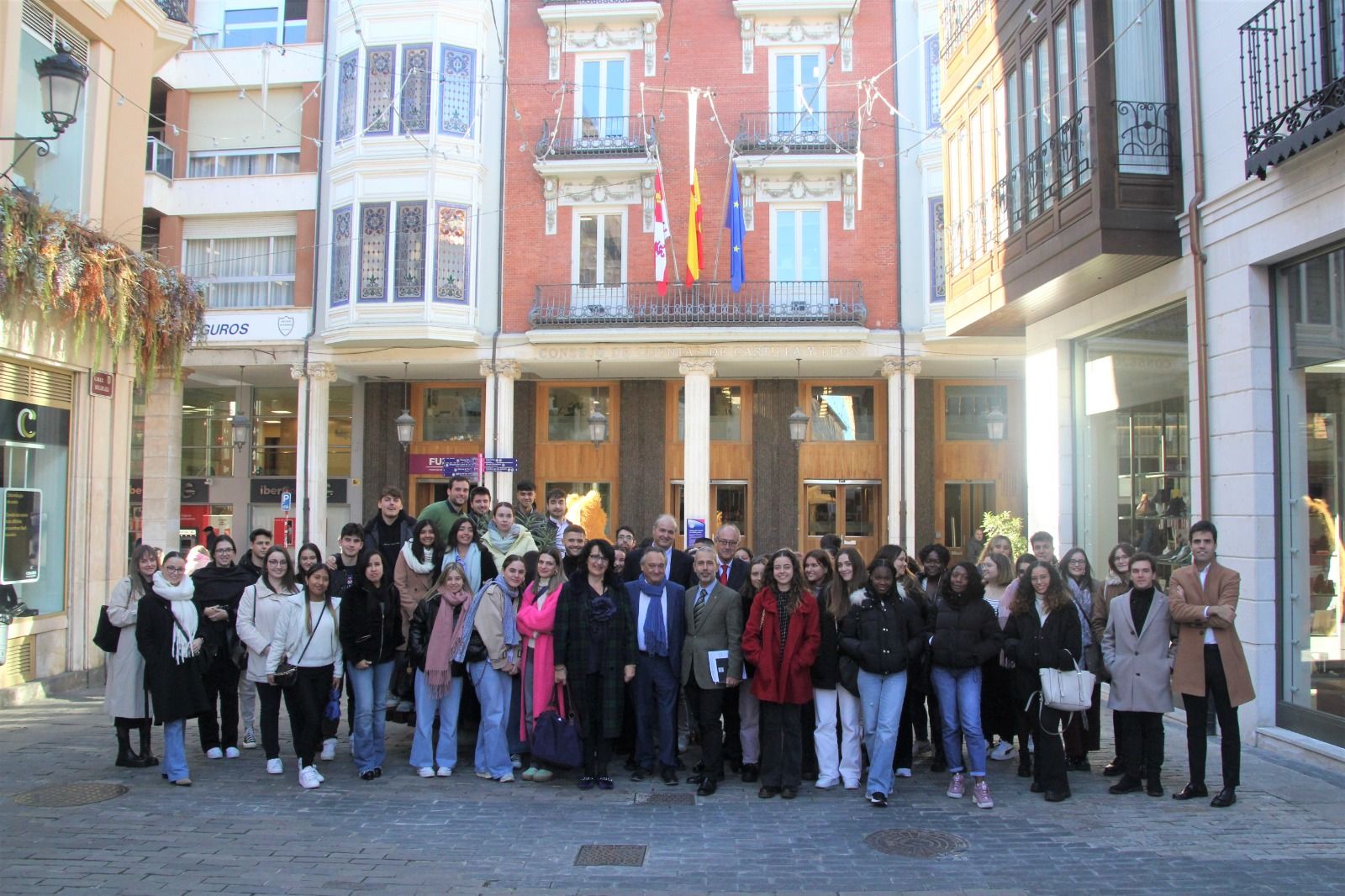 Foto de familia de la visita a la sede del consejo.
