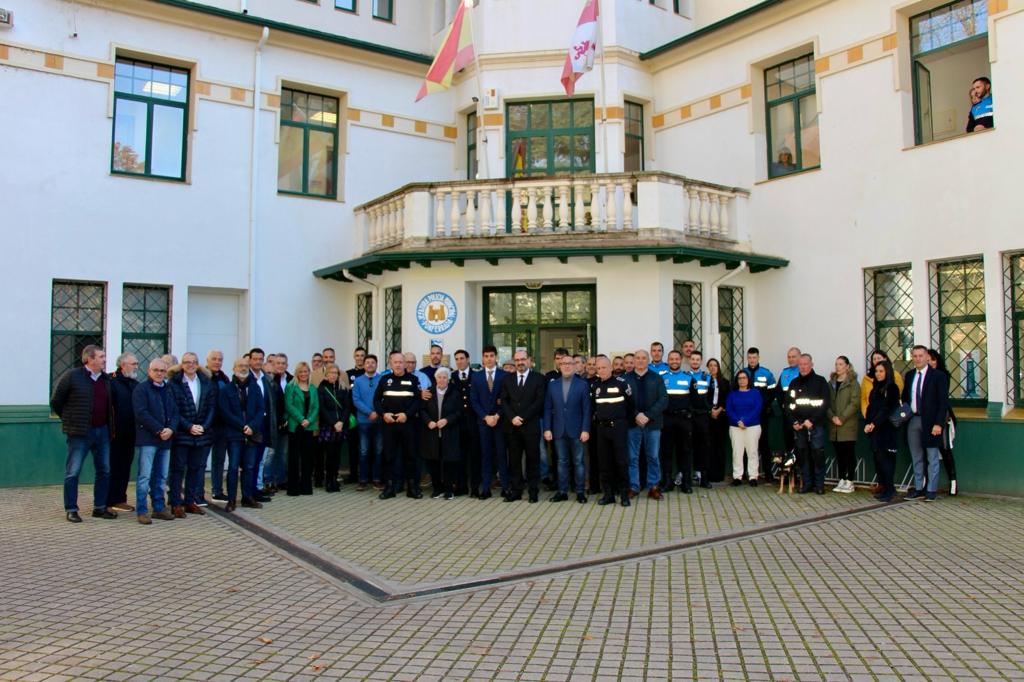 Acto de inauguración de la placa.
