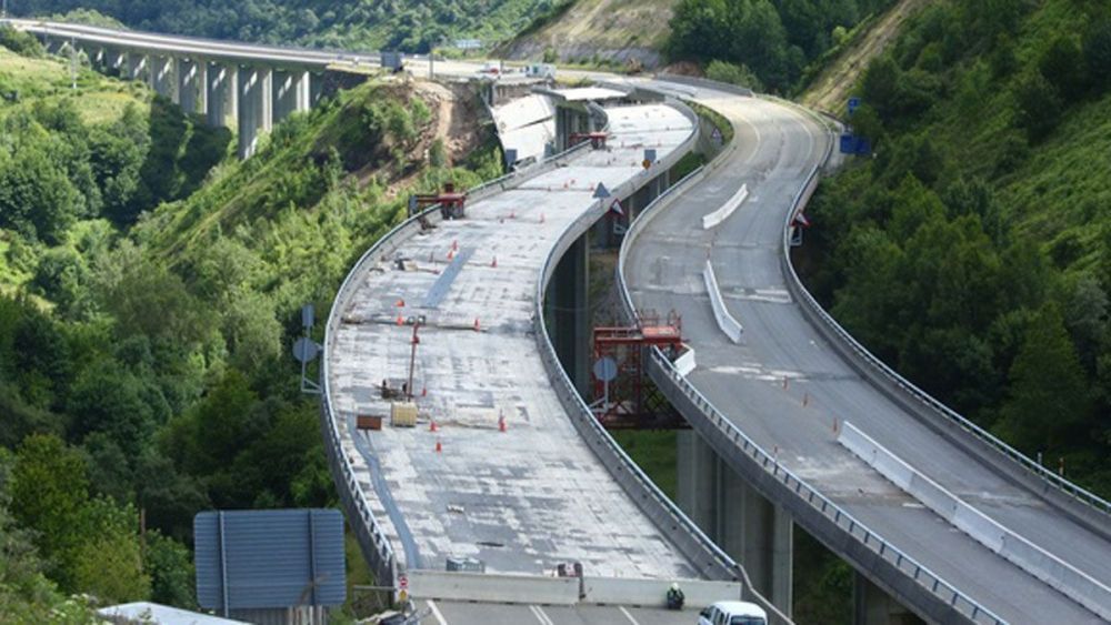 Imagen del viaducto caído en la A-6. | César Sánchez (Ical)