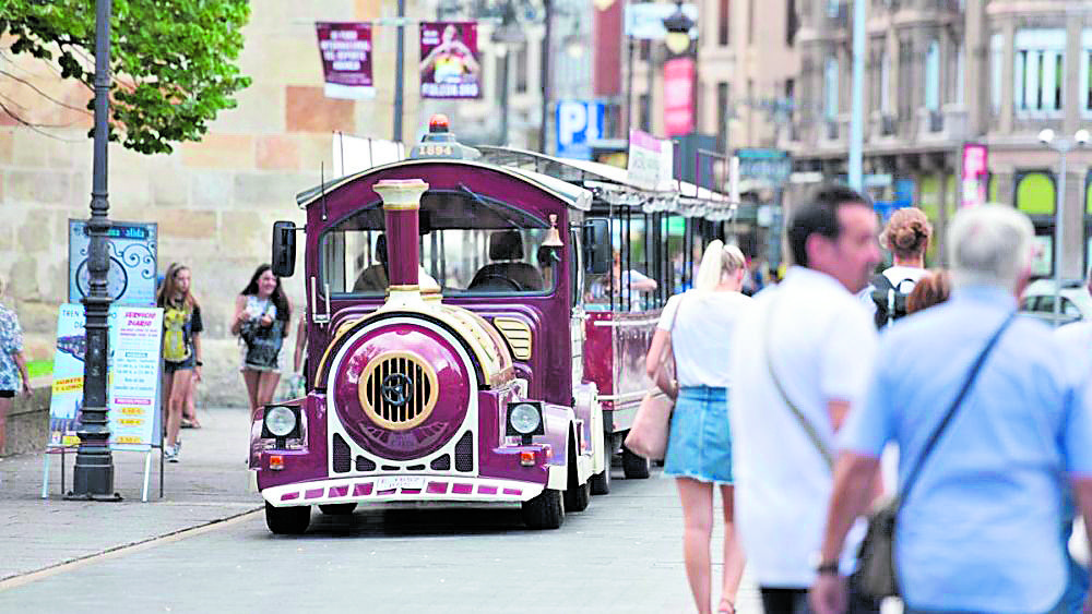 Tren turístico que recorre las calles de la ciudad de León. | SAÚL ARÉN