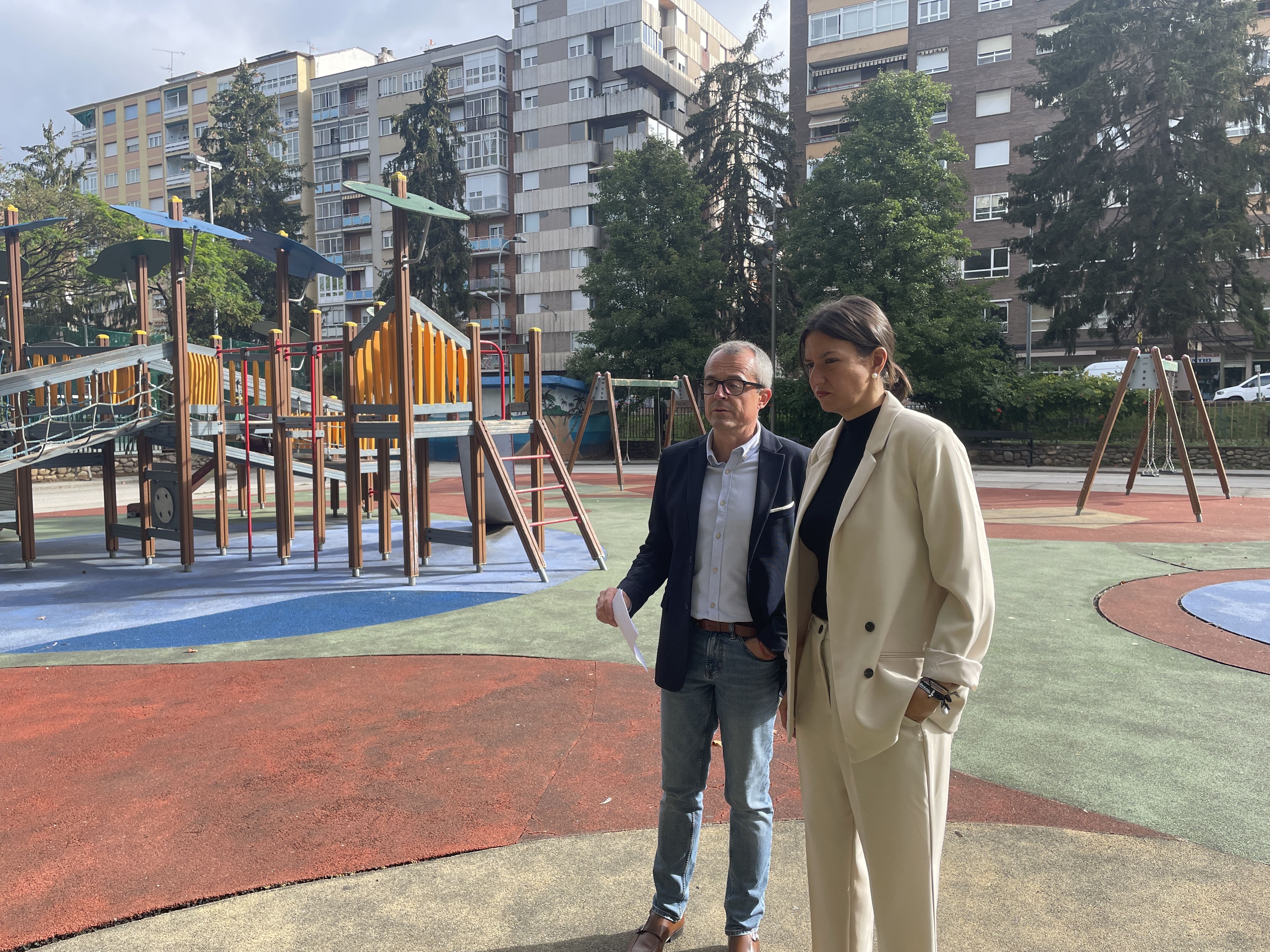 Presentación de las obras en parques infantiles que modifican los presupuestos. | Javier Fernández
