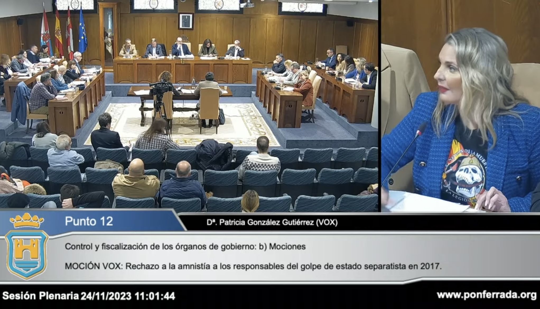 Patricia González presentando la moción en el pleno.