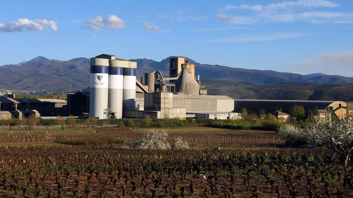 La cementera Cosmos, en Toral de los Vados. | CÉSAR SÁNCHEZ (ICAL)