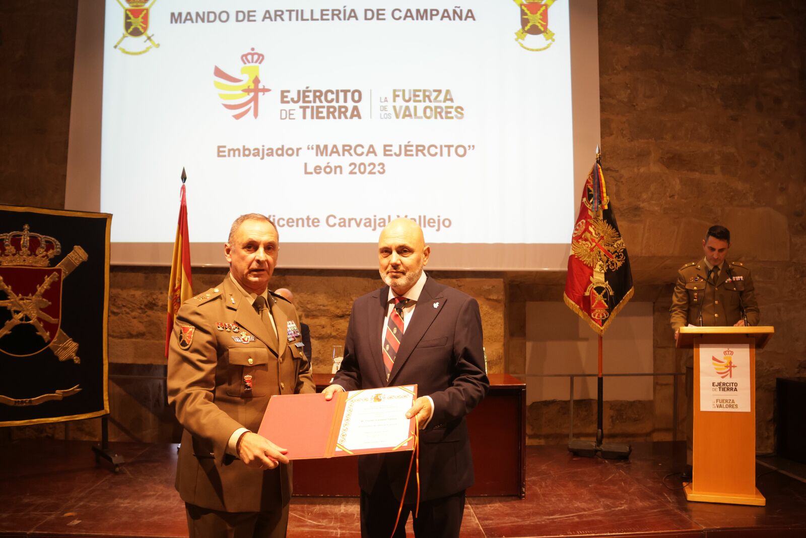 Entrega del reconocimiento durante el acto celebrado en el Palacio Conde Luna.