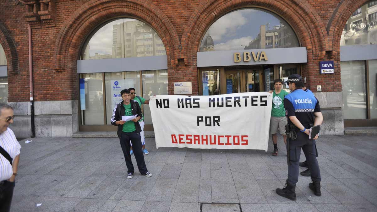 Imagen de archivo de una protesta contra los desahucios ante una entidad financiera de la capital leonesa.| DANIEL MARTÍN