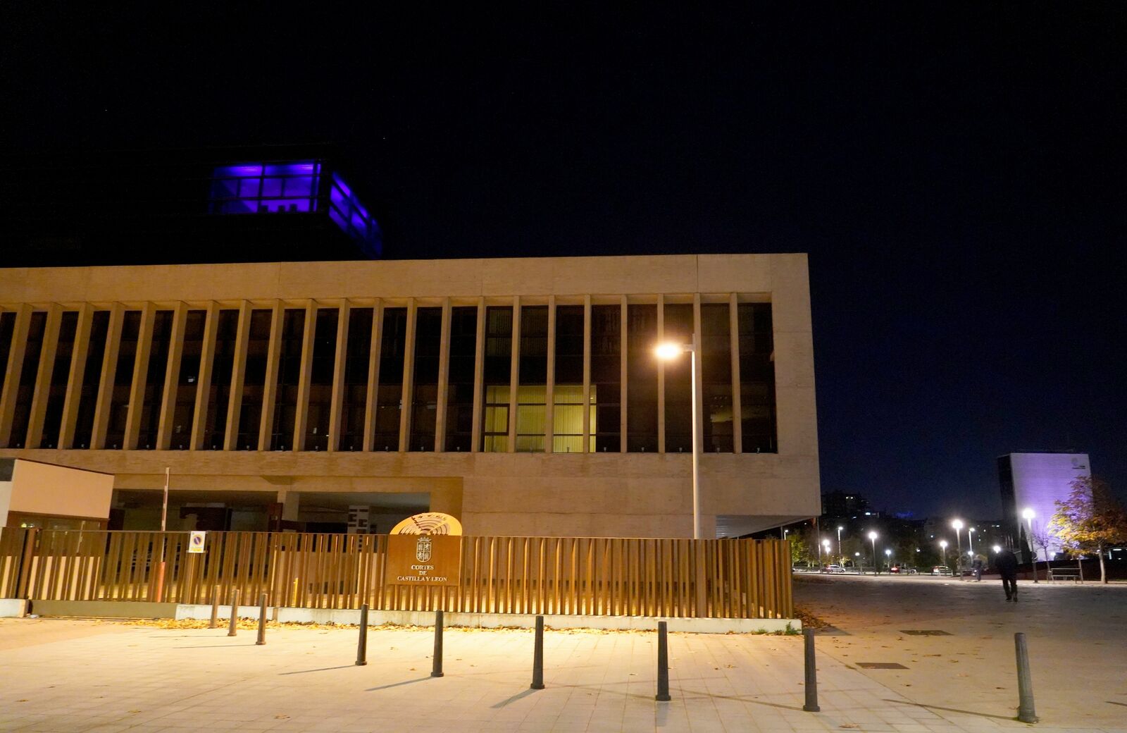 La sala de prensa de las Cortes se iluminó en la noche de este viernes. | LETICIA CACHO (ICAL)