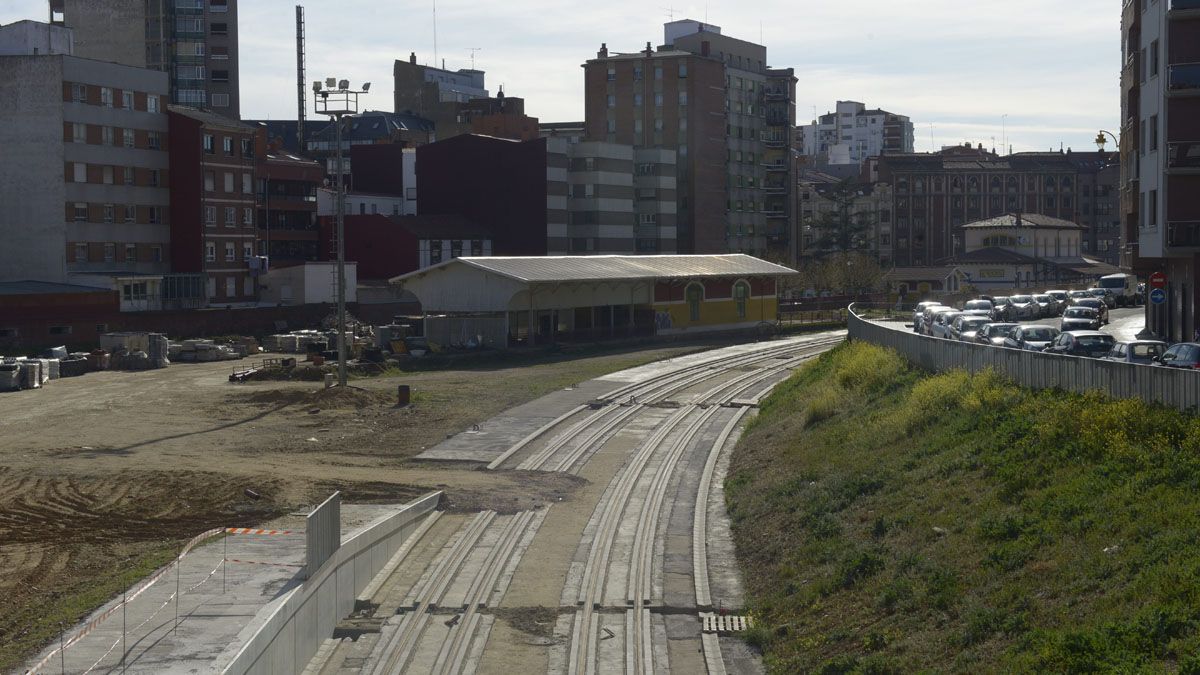 Las obras para la integración de Feve en la ciudad de León llevan paralizadas más de 15 meses. | MAURICIO PEÑA