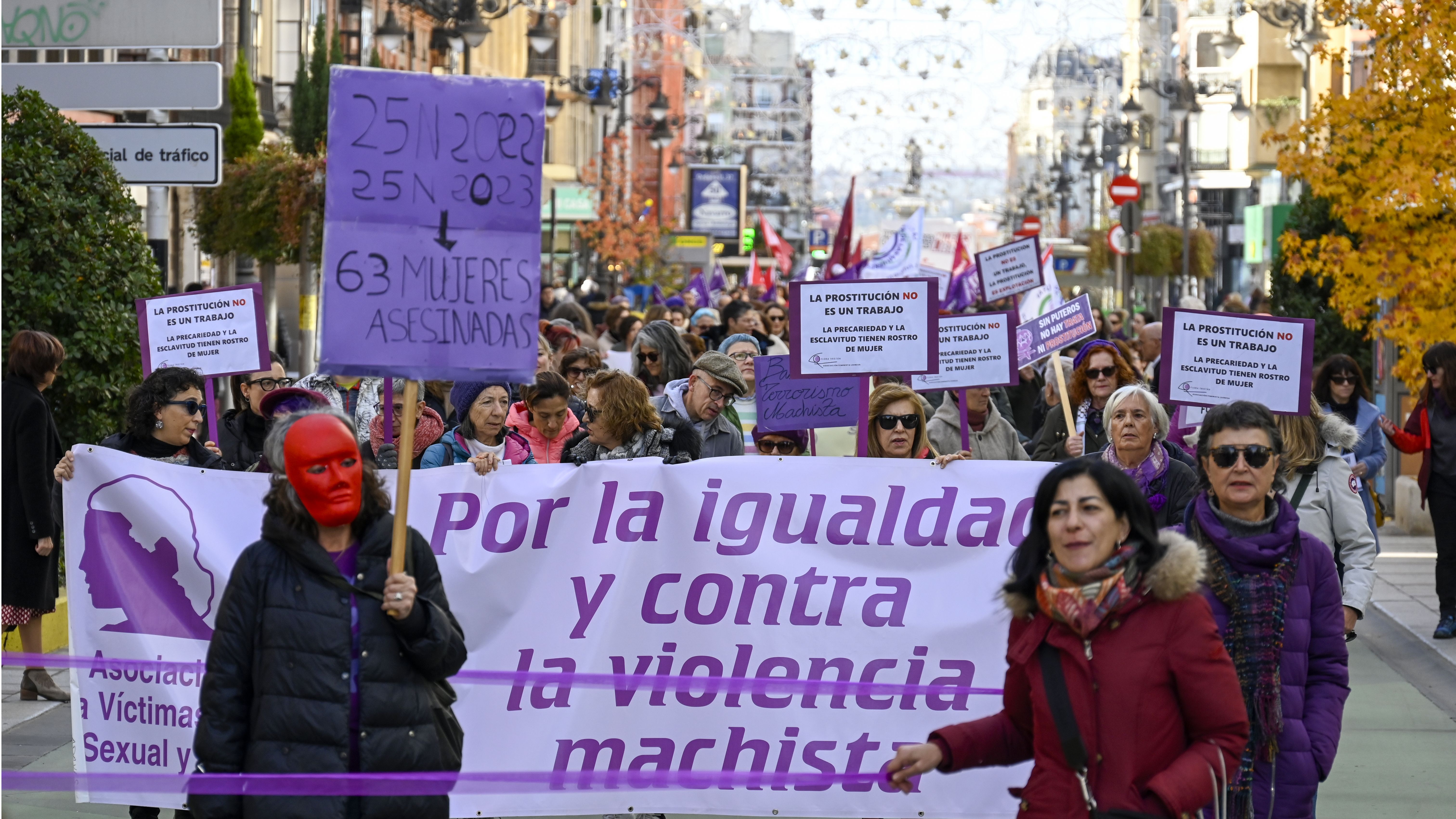 Manifestación por la igualdad y contra la violencia machista en León. | SAÚL ARÉN