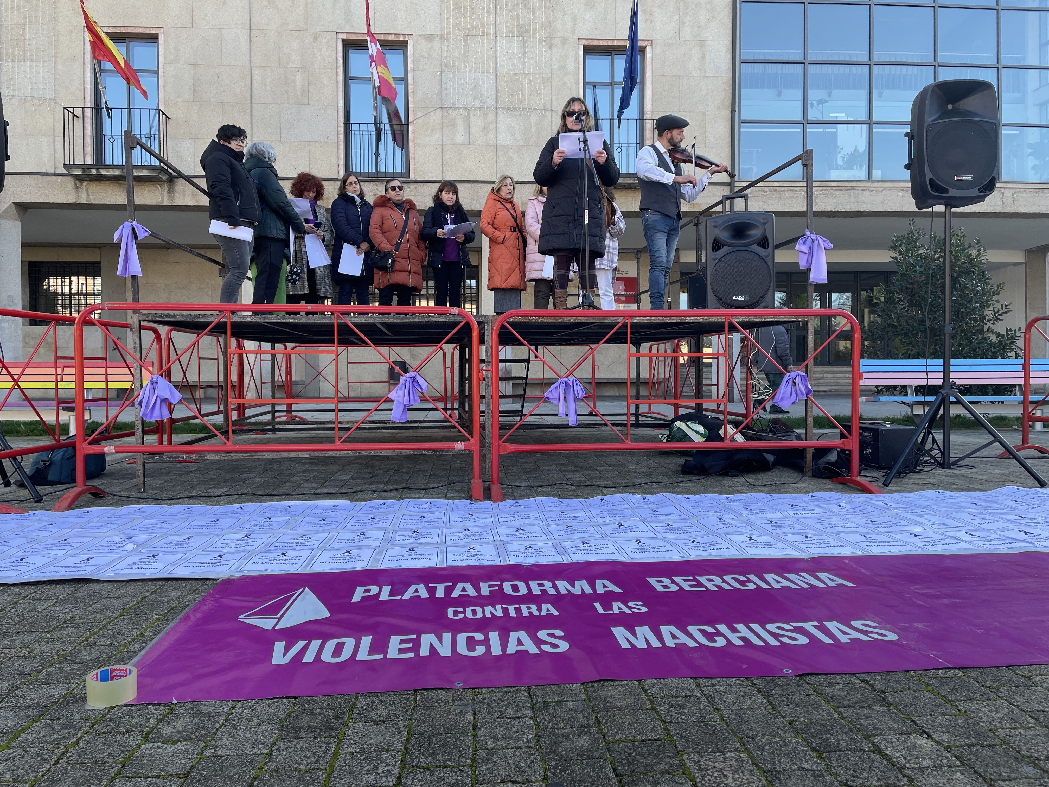 Lectura del manifiesto en la Plaza del Ayuntamiento de Ponferrada. | Javier Fernández