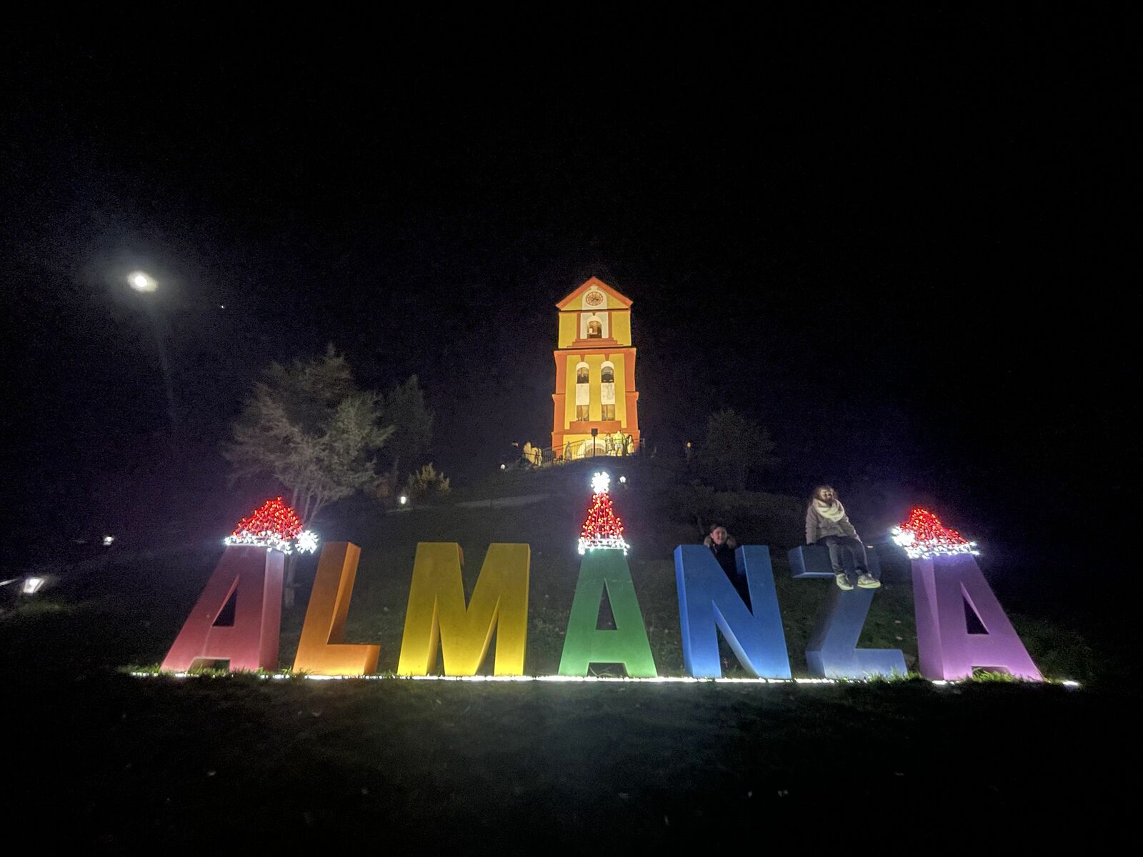 El alumbrado navideño ya luce en Almanza. | L.N.C.