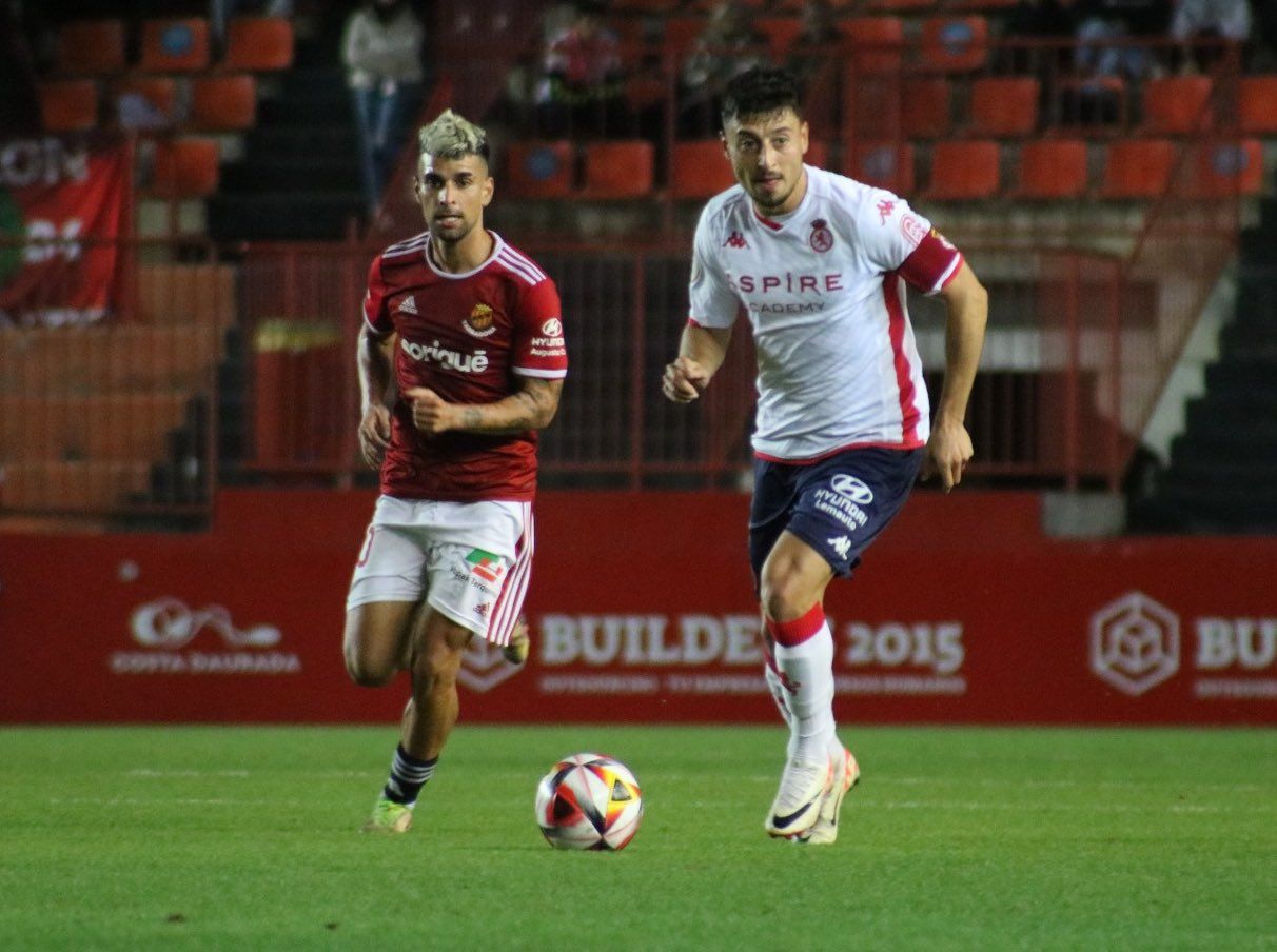 Presa conduce el balón ante un defensor del Nástic. | CYD