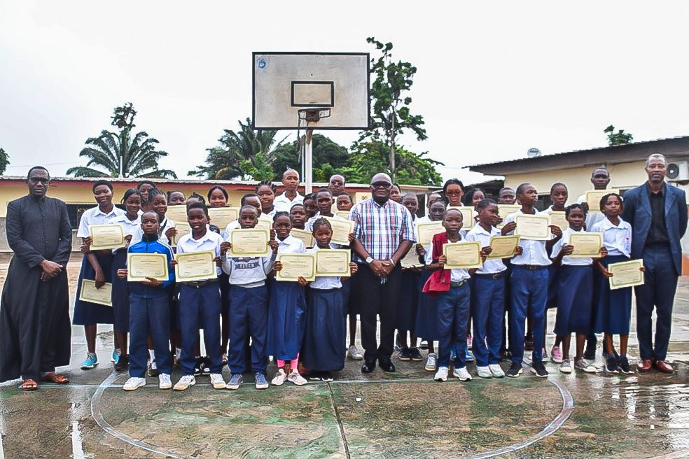  Estudiantes de Port-Gentil en Gabón, beneficiarios del XVII Proyecto Solidario de Navidad de los profesores de Religión de la Diócesis de León. | ICAL