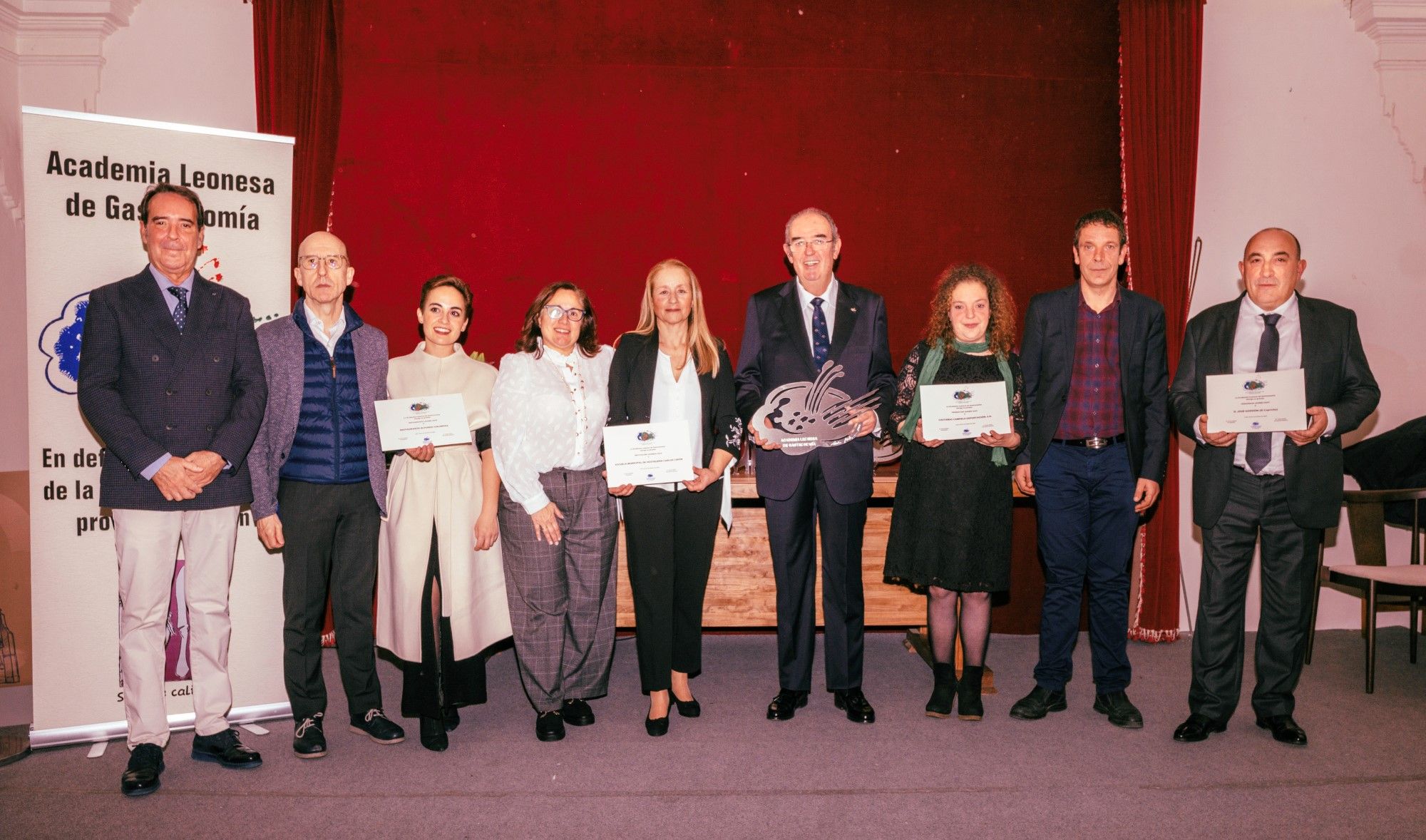 Los premiados con sus galardones. | L.N.C.