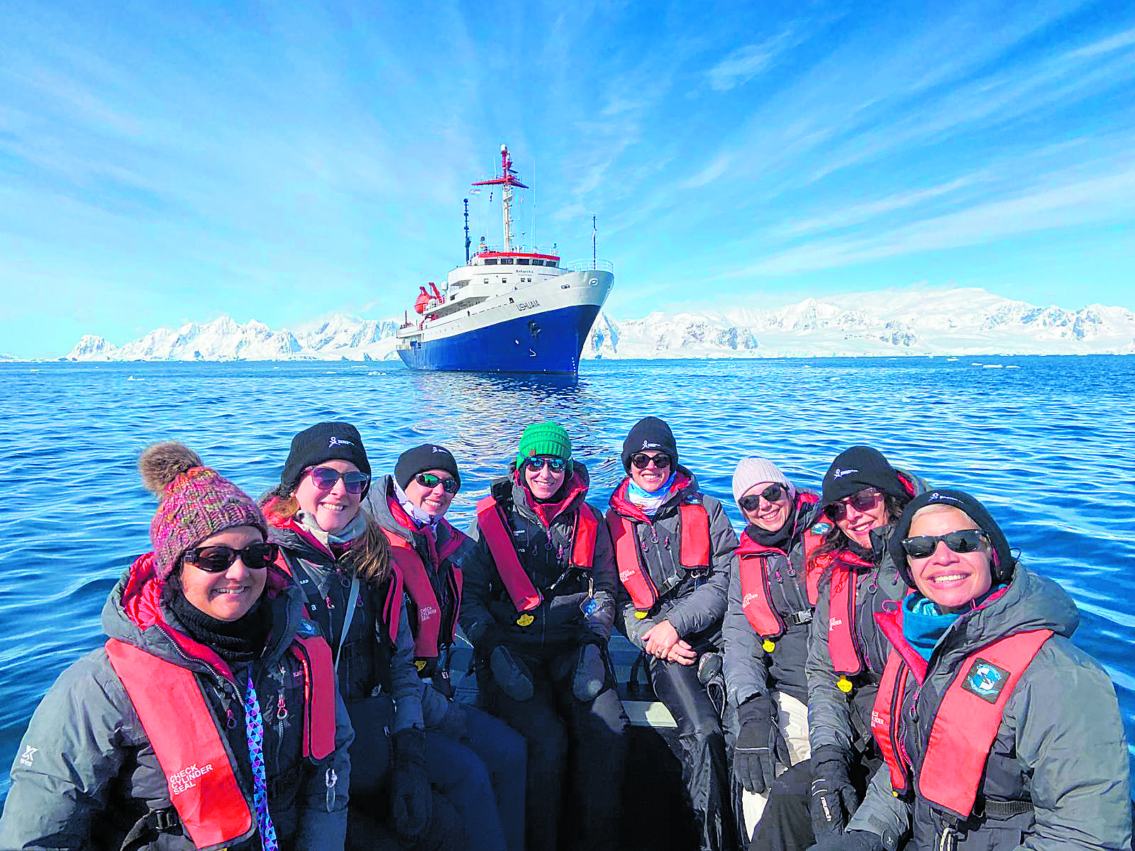 Cuando el hielo lo permite una zodiac les lleva a tierra. | HILDE PÉREZ