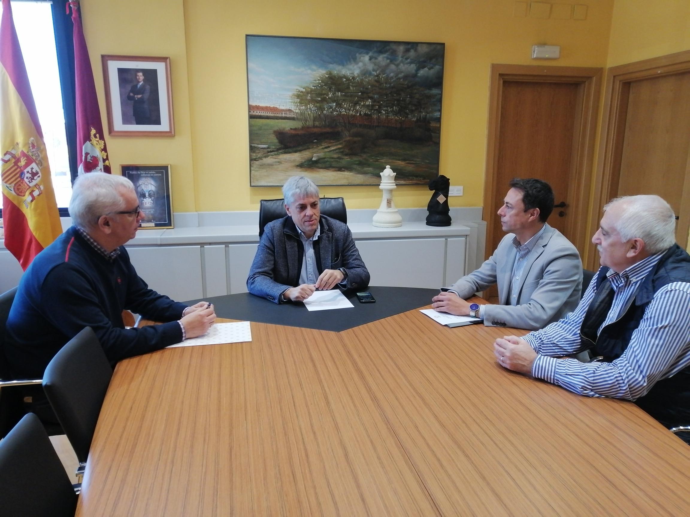 Reunión entre el delegado territorial de la Junta y la Asociación Ferroviaria Cultural Reino de León. | L.N.C.