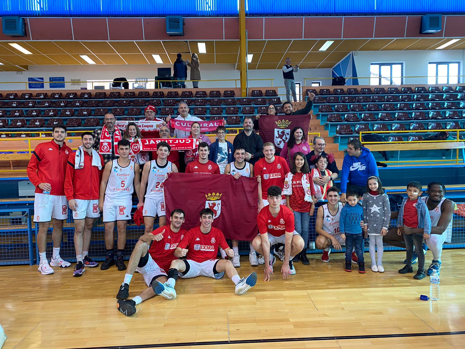 La plantilla festeja el triunfo con la afición desplazada. | CULTUBALONCESTO